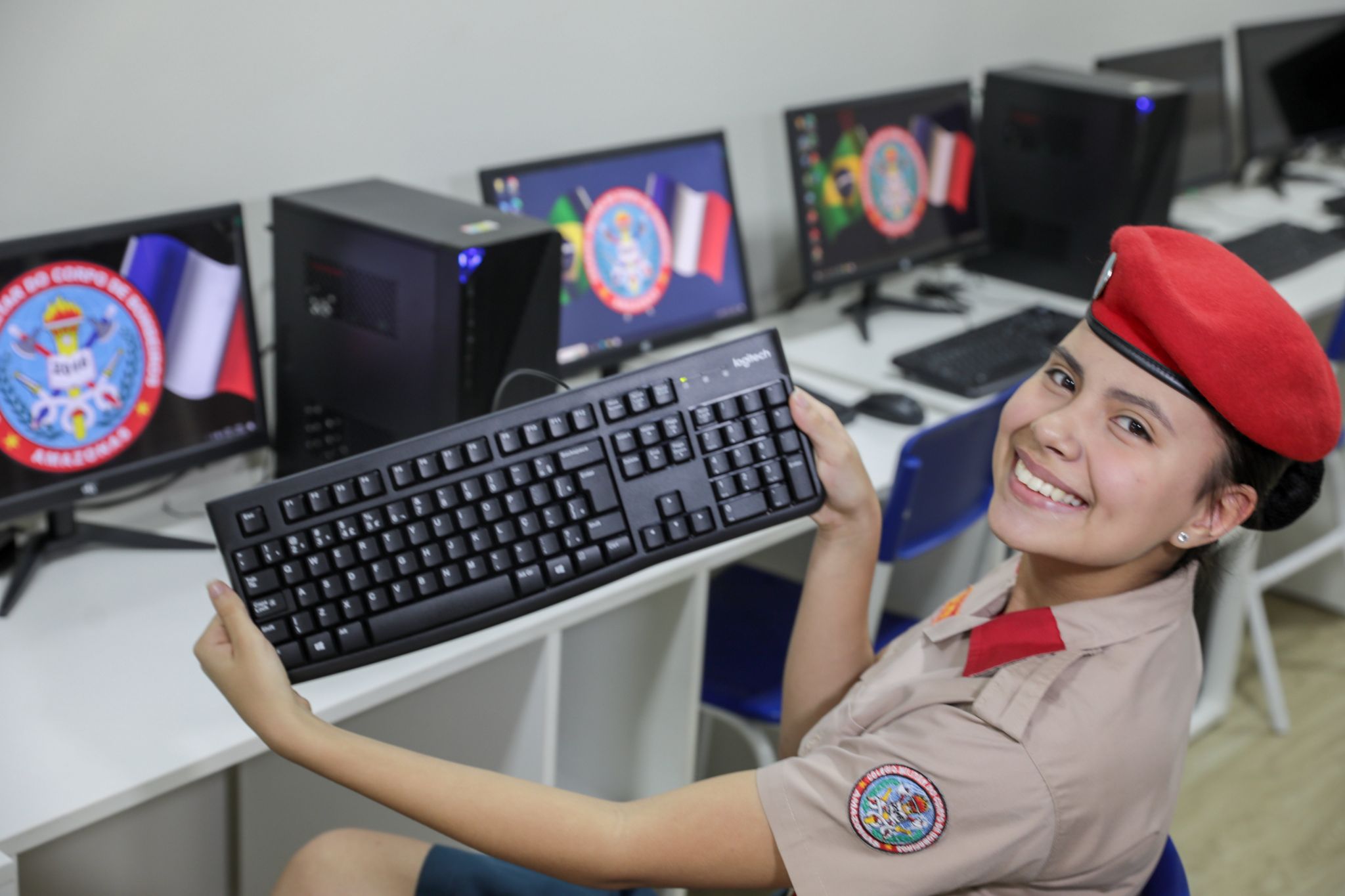 Governo do Amazonas inaugura laboratório de informática e entrega equipamentos digitais para colégio do Corpo de Bombeiros