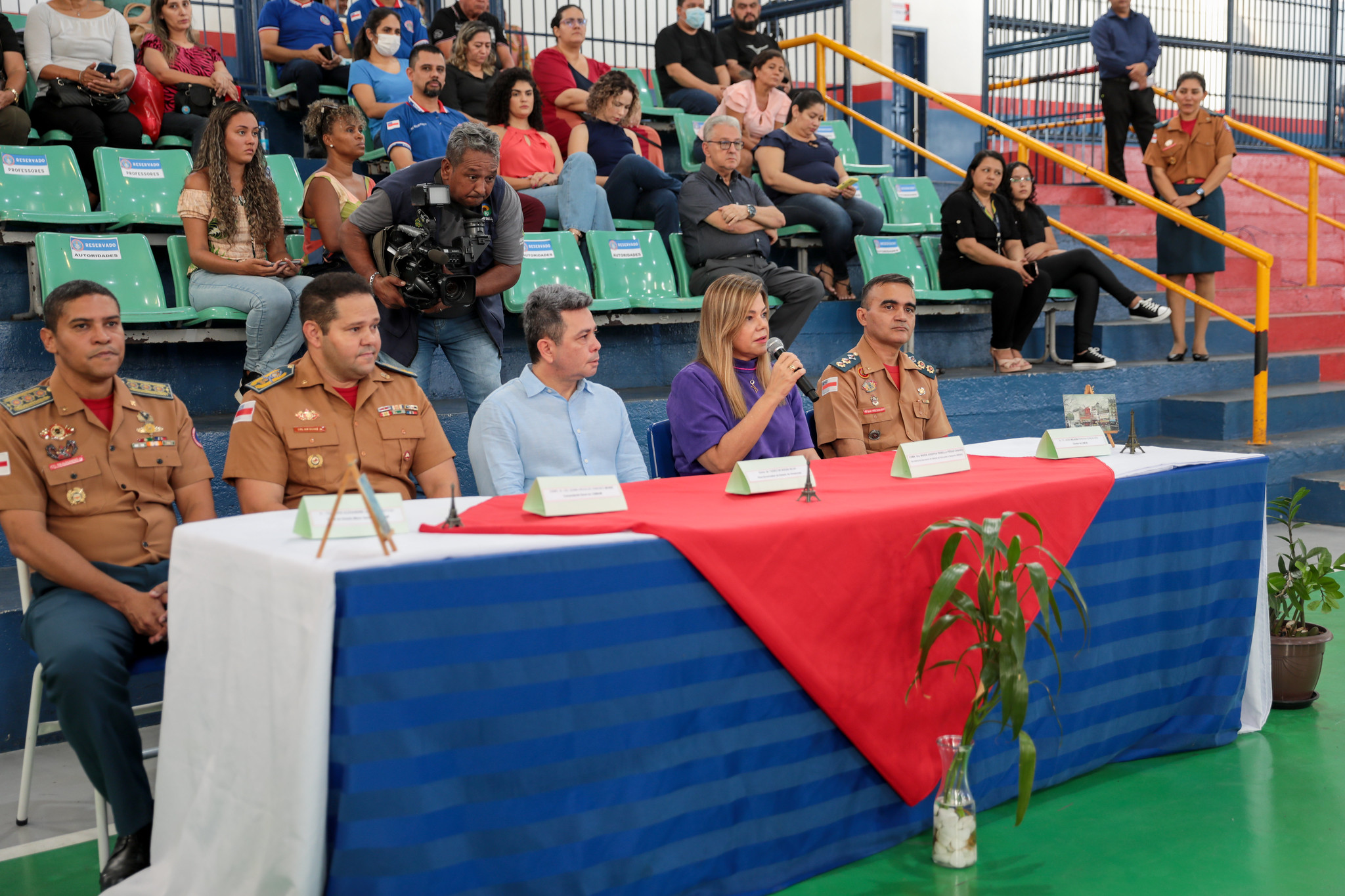 Governo do Amazonas inaugura laboratório de informática e entrega equipamentos digitais para colégio do Corpo de Bombeiros