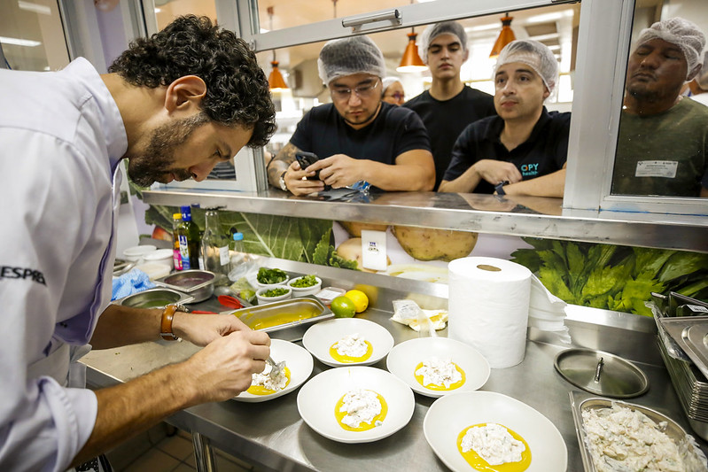 Governo do Amazonas recebe lançamento do projeto GastrOpy com palestra do chef de cozinha Rodrigo Oliveira