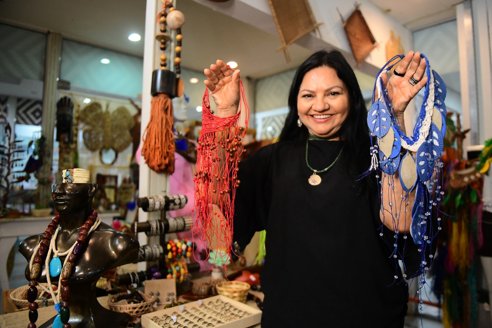 Última reportagem da série em homenagem ao mês da mulher, intitulada “Turismanas”, mostra a trajetória de Rita ProssiMãos que criam, arte que transforma a vida de mulheres. O Governo do Amazonas e a Empresa Estadual do Turismo (Amazonastur) apresentam, nesta última reportagem em homenagem ao mês da mulher, intitulada “Turismanas”, a história da artesã Rita Brasil, mais conhecida como Rita Prossi. A amazonense se junta a mulheres que encantam os turistas com o artesanato local. Da comunidade do Paraná da Eva, em Itacoatiara (a 176 quilômetros de Manaus), Rita Brasil, seu nome de batismo, nasceu artista e viu nas natureza e nas habilidades manuais de corte e costura da mãe, as grandes inspirações para desenvolver a marca de biojóias da Amazônia “Rita Prossi”. “Ela criava nossos modelos de roupa conforme o nosso corpo e a nossa personalidade, isso foi uma grande influência para mim. Além disso ela contava as histórias das lendas amazônicas. Ela é a minha grande inspiração como mulher”, relembrou a artesã. As mulheres são maioria no artesanato amazonense. Dos 6.268 artesãos cadastrados no sistema da Carteira Nacional do Artesão, 75% são mulheres, conforme dados da Secretaria Executiva do Trabalho Empreendedorismo (Setemp). Para Rita, o artesanato é um pequeno pedaço da experiência no Amazonas que os turistas fazem questão de levar. “O artesanato é um peça primordial no turismo do Amazonas, porque quando o europeu ou o americano, ou de qualquer outra nacionalidade, vem ao Brasil ou ao Amazonas ele quer levar alguma coisa daqui, uma simbologia amazônica, um souvenir. Ele quer levar algo da nossa região”, pontuou. As mulheres que trabalham com artesanato sustentam uma grande cadeia produtiva, segundo Rita. Somente para a marca da artesã, direta e indiretamente, aproximadamente 100 pessoas estão envolvidas na produção. “Eu acredito que o artesanato é como uma grande vitrine para o mundo através do turismo. Ele impacta várias famílias, é responsável pela sustentabilidade de vários povos indígenas, ribeirinhas e da capital também”, explicou. Reconhecimento Com o seu trabalho conhecido por turistas do mundo todo, Rita já teve a oportunidade de entregar peças para o atual rei da Inglaterra, Carlos III, a rainha consorte Camilla Parker Bowles, além da rainha Silvia, da Suécia. “Tivemos também a oportunidade das nossas peças serem levadas para sete países importantes, como as que foram para o príncipe de Mônaco (Alberto II), para o governador da Califórnia na época, Arnold Schwarzenegger, Papa Bento XVI, tenho uma peça em exposição no Museu do Índio (Museu Nacional do Índio Americano – George Gustav Heye Center em Nova York) , em Nova York, levada em 2010”, relembrou orgulhosa. Turismanas Neste mês da mulher, a série de quatro reportagens, “Turismanas”, homenageou mulheres que promovem direta e indiretamente o turismo amazonense. O projeto também foi acompanhado por publicações nas redes sociais que contaram a trajetória e o envolvimento das personagens.