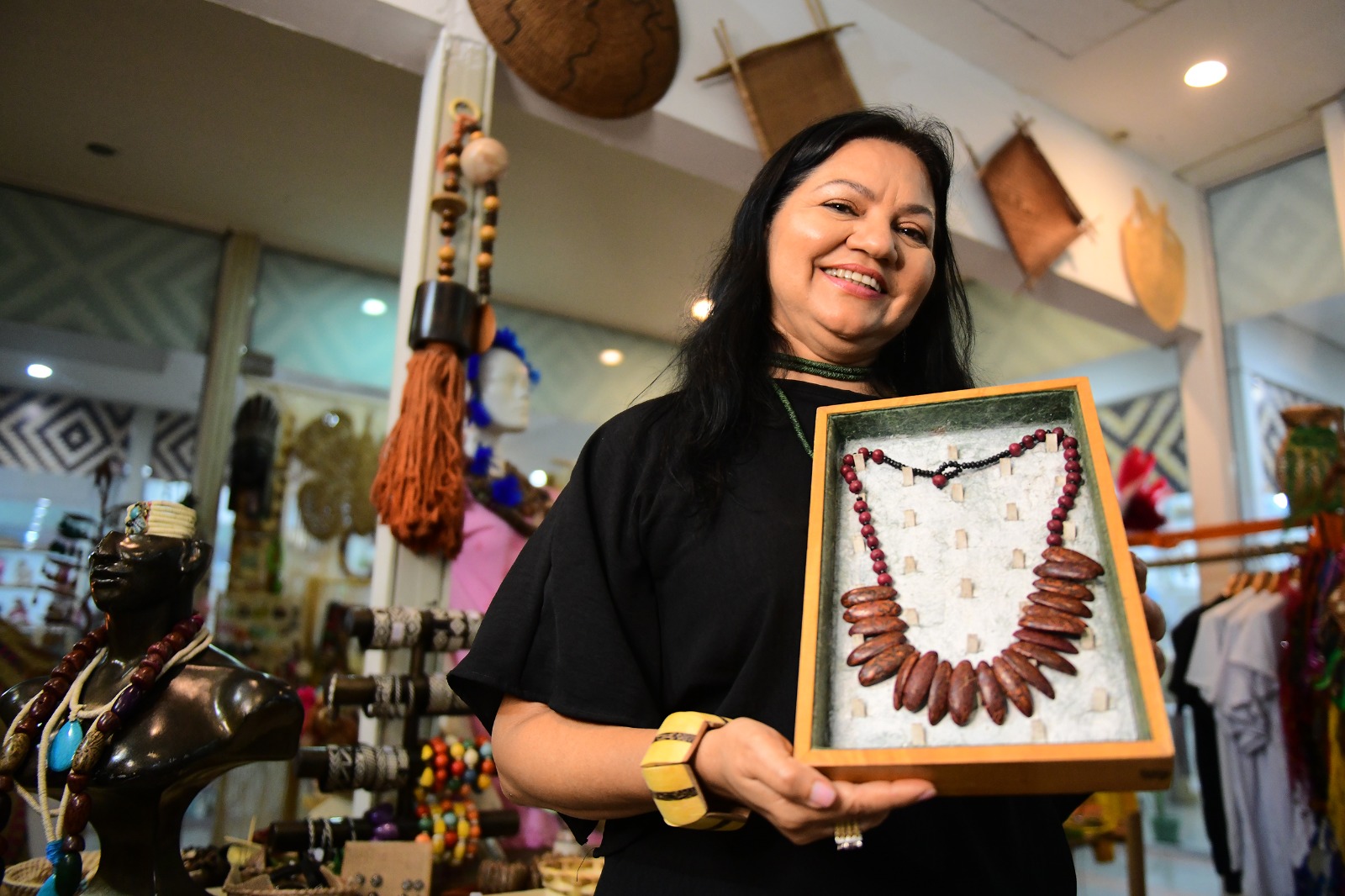 Última reportagem da série em homenagem ao mês da mulher, intitulada “Turismanas”, mostra a trajetória de Rita ProssiMãos que criam, arte que transforma a vida de mulheres. O Governo do Amazonas e a Empresa Estadual do Turismo (Amazonastur) apresentam, nesta última reportagem em homenagem ao mês da mulher, intitulada “Turismanas”, a história da artesã Rita Brasil, mais conhecida como Rita Prossi. A amazonense se junta a mulheres que encantam os turistas com o artesanato local. Da comunidade do Paraná da Eva, em Itacoatiara (a 176 quilômetros de Manaus), Rita Brasil, seu nome de batismo, nasceu artista e viu nas natureza e nas habilidades manuais de corte e costura da mãe, as grandes inspirações para desenvolver a marca de biojóias da Amazônia “Rita Prossi”. “Ela criava nossos modelos de roupa conforme o nosso corpo e a nossa personalidade, isso foi uma grande influência para mim. Além disso ela contava as histórias das lendas amazônicas. Ela é a minha grande inspiração como mulher”, relembrou a artesã. As mulheres são maioria no artesanato amazonense. Dos 6.268 artesãos cadastrados no sistema da Carteira Nacional do Artesão, 75% são mulheres, conforme dados da Secretaria Executiva do Trabalho Empreendedorismo (Setemp). Para Rita, o artesanato é um pequeno pedaço da experiência no Amazonas que os turistas fazem questão de levar. “O artesanato é um peça primordial no turismo do Amazonas, porque quando o europeu ou o americano, ou de qualquer outra nacionalidade, vem ao Brasil ou ao Amazonas ele quer levar alguma coisa daqui, uma simbologia amazônica, um souvenir. Ele quer levar algo da nossa região”, pontuou. As mulheres que trabalham com artesanato sustentam uma grande cadeia produtiva, segundo Rita. Somente para a marca da artesã, direta e indiretamente, aproximadamente 100 pessoas estão envolvidas na produção. “Eu acredito que o artesanato é como uma grande vitrine para o mundo através do turismo. Ele impacta várias famílias, é responsável pela sustentabilidade de vários povos indígenas, ribeirinhas e da capital também”, explicou. Reconhecimento Com o seu trabalho conhecido por turistas do mundo todo, Rita já teve a oportunidade de entregar peças para o atual rei da Inglaterra, Carlos III, a rainha consorte Camilla Parker Bowles, além da rainha Silvia, da Suécia. “Tivemos também a oportunidade das nossas peças serem levadas para sete países importantes, como as que foram para o príncipe de Mônaco (Alberto II), para o governador da Califórnia na época, Arnold Schwarzenegger, Papa Bento XVI, tenho uma peça em exposição no Museu do Índio (Museu Nacional do Índio Americano – George Gustav Heye Center em Nova York) , em Nova York, levada em 2010”, relembrou orgulhosa. Turismanas Neste mês da mulher, a série de quatro reportagens, “Turismanas”, homenageou mulheres que promovem direta e indiretamente o turismo amazonense. O projeto também foi acompanhado por publicações nas redes sociais que contaram a trajetória e o envolvimento das personagens.