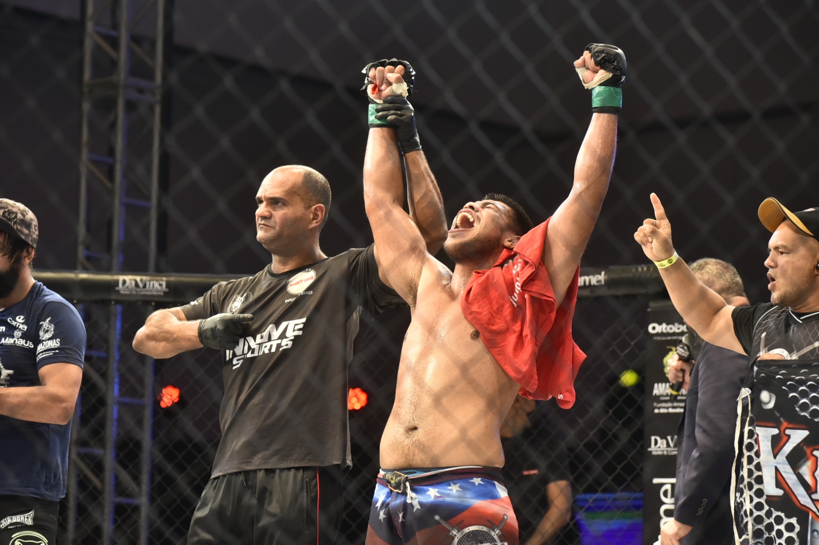 Jungle Fight 114 acontece na Arena Amadeu Teixeira Com apoio do Governo do Amazonas, por meio da Fundação Amazonas de Alto Rendimento (Faar), o maior evento de MMA da América Latina acontece neste domingo (26/03), às 17h, na Arena Amadeu Teixeira. A 114ª edição do Jungle Fight terá um card principal com 15 lutas que prometem agitar o cenário esportivo amazonense. "Sabemos que nosso estado é um celeiro de lutadores, grandes nomes saíram daqui e estão se destacando no mundo a fora, e com certeza o Jungle Fight é uma competição que descobre esses novos talentos. E nossa missão, quanto Fundação de Alto Rendimento, é sempre apoiar essas competições’’, destacou o diretor-presidente da Faar, Jorge Oliveira. Os duelos que acontecerão na arena Amadeu Teixeira irão decidir dois novos campeões. Na luta principal, o cinturão em disputa é o dos meio-médios, que vai para o vencedor do combate entre os invictos Vanderlei “Soul Glo” e Jefferson Costa, que jamais passaram do segundo round. O outro duelo que vale cinturão é das amazonenses Andreyna "Akel" Rocha e Elora Dana, que medem forças pelo título dos pesos-moscas feminino. Criado para chamar a atenção do mundo para a Amazônia e dar oportunidade aos lutadores, o Jungle Fight completa 20 anos este ano e a 114ª edição acontece novamente em Manaus, cidade que foi palco da primeira edição, em setembro de 2003. O evento será transmitido ao vivo pelo Sportv 3, Combate, TV A Crítica, Jovem Pan Esportes, e Panflix. Ex-campeã do Jungle e que atualmente brilha no octógono do UFC, Natalia Silva será a comentarista deste evento. Card de lutas: 77kg: Vanderlei Soul Glo x Jeferson Costa - Cinturão 57kg: Akel Rocha x Elora Dana da silva - Cinturão 84kg: Renilson de Castro Carvalho x Edson Silva 77kg: Wellington Mondrangon x Henerson Nenem 66kg: Julio “Tyson” Pereira x Alexandre Castro 61kg: Erick Castro x Carlos Vinicius “Vini Boy” 66kg: Marcos Coutra x Isai Ramos 61kg: Ronaldo Moreira dos Santos x Luiz Carlos Aranha 57kg: Aldrio Kenpes x Alex Oliveira 70kg: Davi Santos x Charllys Andrade dos Santos 57kg: Francisco Neves Moicano x Antônio César Ferreira da Silva 57kg: Yan Ferraz x José Thomas Assis dos Santos 61kg: Valdeno Brito x Marcelo Paes 61kg: Isaac Silva Farias x Vinicius Augusto 66kg: Paulo Jatanael x Cleisson do Corte Futebol de Mesa O Estádio Carlos Zamith será palco da 4ª edição da Copa Associação Manauara de Futebol de Mesa (AMFM), neste domingo (26/03), às 08h30. O campeonato visa preparar os botonistas participantes para competições a nível nacional. Organizado pela Federação de Futebol de Mesa do Amazonas (Fefmam), o evento faz parte do calendário oficial da entidade. Entre as equipes inscritas, estão os times do Rio Negro, Banca Forte, São Raimundo e Nacional. Jiu-Jitsu Para os amantes da arte suave, o Ginásio Renné Monteiro recebe no domingo (26/03), a partir das 9h, a Liga de Jiu-Jitsu do Amazonas Combat lll. O campeonato contará com mais de 200 atletas visando a preparação classificação o Sul-americano de Jiu-Jitsu que acontece em abril, em São Paulo. Com formato de lutas casadas, as disputas serão com atletas de Manaus, Manacapuru, Novo Airão, Iranduba, Tefé, Alvarães, Manaquiri, Itacoatiara e Parintins. Futebol Na Arena da Amazônia no sábado (25/03), acontece a primeira semifinal do Barezão 2023, Nacional FC e Amazonas FC se enfrentam, às 15h30, pelo jogo de ida do Campeonato Amazonense de Futebol. As partidas são organizadas pela Federação Amazonense de Futebol (FAF), e os ingressos serão vendidos no dia do jogo, na bilheteria dos estádios que acontecem os confrontos. Confira a agenda completa: Arena da Amazônia Competição: Campeonato Amazonense de Futebol- Nacional FC e Amazonas FC Data e hora: Sábado (25/03), às 15h30 Organização: Federação Amazonense de Futebol (FAF) Arena Amadeu Teixeira Competição: Jungle Fight 114ª Data e hora: Domingo (26/03), às 17h Organização: Jungle Fight Estádio Carlos Zamith Competição: 5ª Copa AMFM Futebol de mesa 2023 Data e hora: Domingo (26/03), às 8h30 Organização: Federação de Futebol de Mesa do Amazonas (Fefmam) Ginásio Renné Monteiro Competição: Liga de Jiu-Jitsu do Amazonas Combat lll Data e hora: Domingo (26/03), às 9h Organização: Liga de Jiu-Jitsu do Amazonas