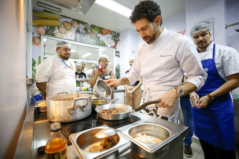 Governo do Amazonas recebe lançamento do projeto GastrOpy com palestra do chef de cozinha Rodrigo Oliveira