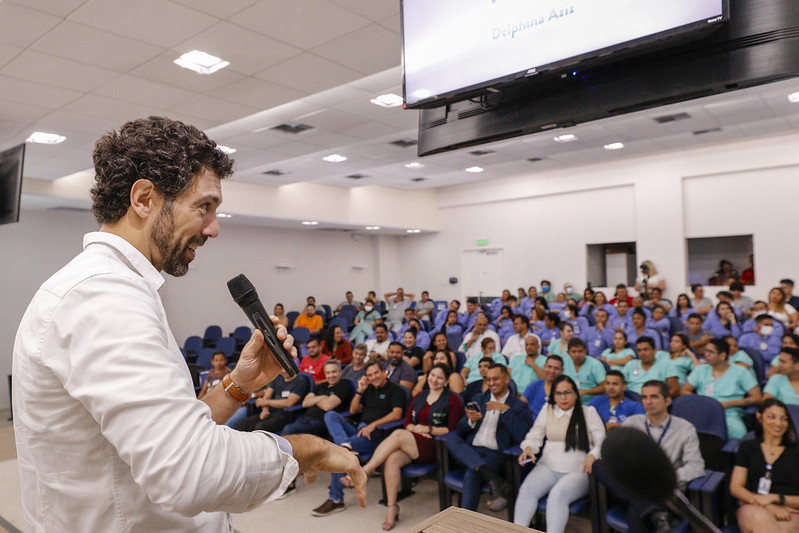 Governo do Amazonas recebe lançamento do projeto GastrOpy com palestra do chef de cozinha Rodrigo Oliveira