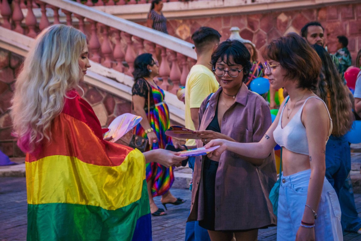 Governo do Amazonas ilumina símbolos da capital em apoio ao Dia Nacional do Orgulho Gay