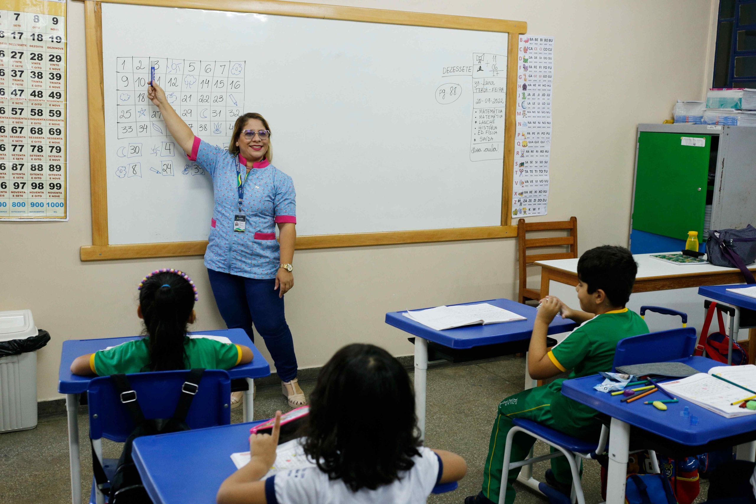 Com o benefício, professor em início de carreira tem salário de R$ 5.827,16 e docente em final de carreira alcança o total de R$16.040,24
