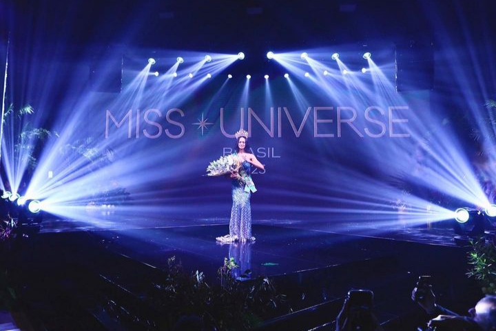 É gaúcha e tradicionalista a nova Miss Brasil. A gaúcha Maria Eduarda Brechane, de 19 anos, superou as outras 26 candidatas no concurso nacional, realizado na noite de sábado (8), em São Paulo, e conquistou a coroa.Maria Eduarda pertence ao Departamentos de Tradições Gaúchas (DTG) Estância de São Pedro, em Rio Grande, no Sul do RS, e vestiu um traje típico em homenagem a Chama Crioula, o símbolo das comemorações da Semana Farroupilha.

"Acesa há mais de 200 anos, vem como tradição atrelada à Semana Farroupilha, em setembro de todos os anos. Uma centelha e espalhada mais de 30 cidades da região, rodando mais de 400 quilômetros, trazendo a mensagem do tradicionalismo gaúcho, que se apropria dessa questão do fogo, dá mais ênfase para o fogo simbólico, do civismo, da nação, do patriotismo", diz trecho de postagem no perfil da miss nas redes sociais.

O vídeo da organização do evento, que explica a temática da roupa, utilizou imagens do clipe que produzimos em 2021, mostrando a chama em locais turísticos do Rio Grande do Sul. (Assista abaixo)