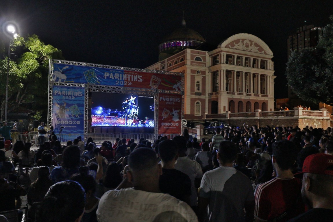 Parintins 2023: Transmissão da 1ª noite do 56º Festival de Parintins emociona torcedores no Largo de São Sebastião