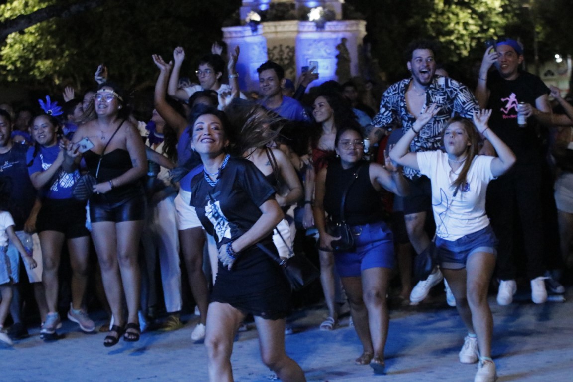 Parintins 2023: Transmissão da 1ª noite do 56º Festival de Parintins emociona torcedores no Largo de São Sebastião