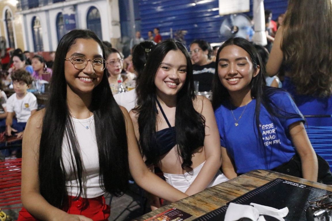 Parintins 2023: Transmissão da 1ª noite do 56º Festival de Parintins emociona torcedores no Largo de São Sebastião