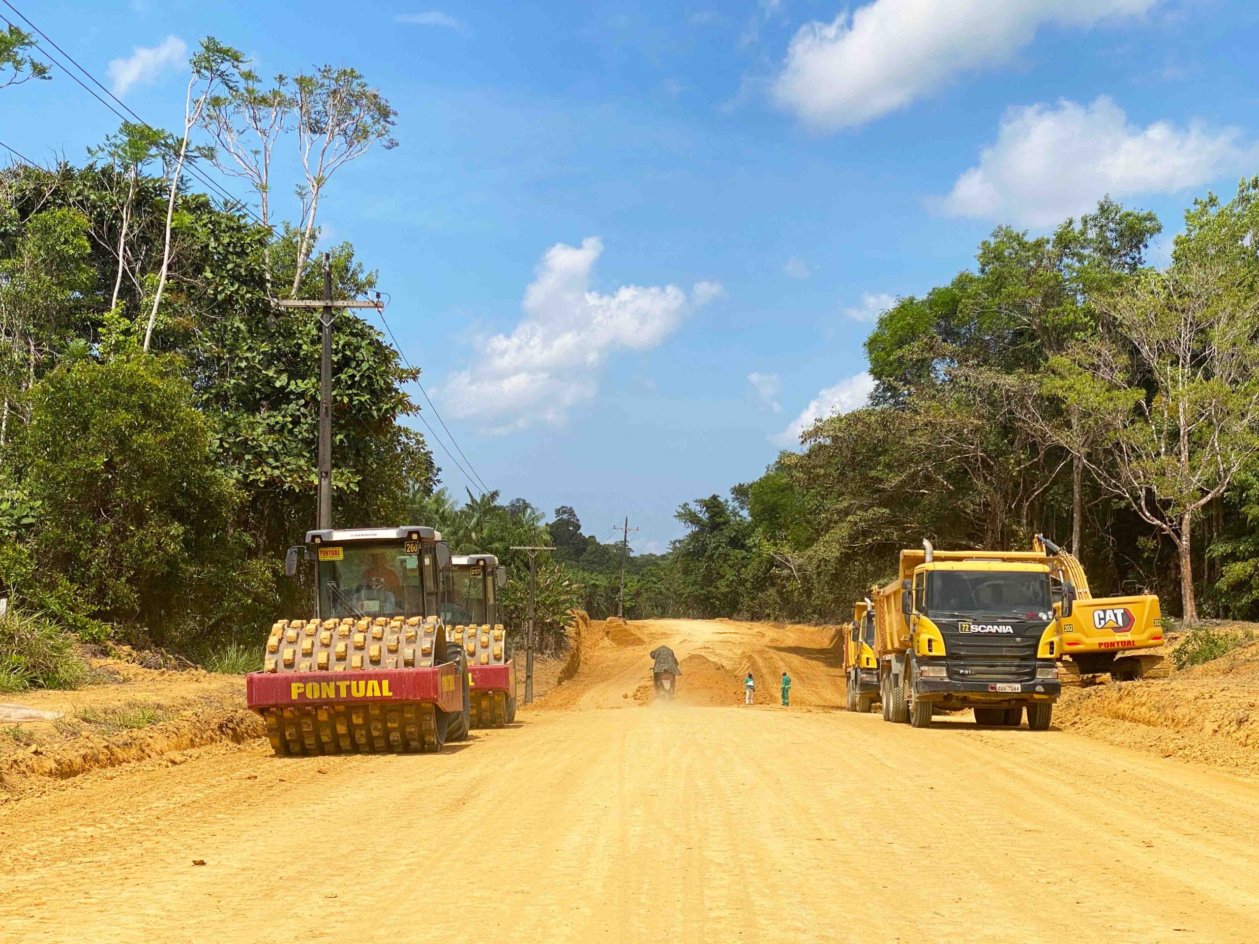 Governo do Amazonas realiza pavimentação do ramal da Cooperativa, na zona rural de Manaus