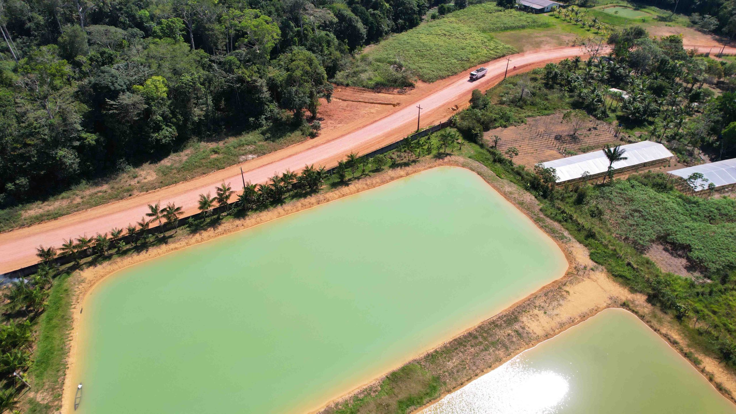 Governo do Amazonas realiza pavimentação do ramal da Cooperativa, na zona rural de Manaus