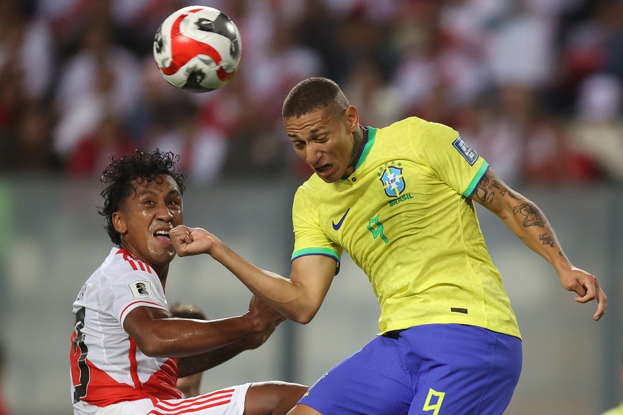 O jogoA equipe comandada por Fernando Diniz teve dois gols anulados no primeiro tempo. Ambos por impedimento. Logo no início, Neymar recebeu lançamento longo na esquerda e passou a bola para Richarlison na área. A zaga tentou cortar e se atrapalhou. Com isso, Raphinha aproveitou o lance para fazer o gol – invalidado porque Neymar estava adiantado no começo da jogada.
Pouco depois foi a vez de Richarlison, de cabeça, marcar outro gol numa trama bem feita pela direita entre Danilo e Raphinha. O VAR (árbitro de vídeo), no entanto, apontou impedimento de Richarlison.