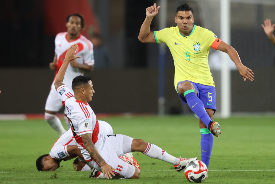 QuaseO primeiro tempo não se limitou a esses dois momentos. Num ataque que teve participação direta de Raphinha, Neymar por pouco não abriu o placar. Ele chutou forte, com precisão, e obrigou o goleiro Gallese a se esticar todo para evitar o gol.
O Brasil jogava bem, com aproximação, como quer o técnico Fernando Diniz e, embora finalizasse pouco, ditava o ritmo da partida com posse de bola.