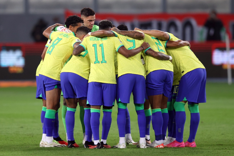 Segundo tempoA etapa final foi mais arrastada, com um grau de dificuldade maior para que o time brasileiro conseguisse chegar à área da seleção peruana. Foram escassas as chances do Brasil. Numa delas, Raphinha levou Gallese a fazer mais uma defesa difícil.
Aos 44 minutos, porém, saiu o gol. Neymar cobrou escanteio da esquerda e Marquinhos, com quem jogou vários anos no PSG, se antecipou aos marcadores e raspou de cabeça. Gallese deu um salto elástico, mas não impediu o gol.