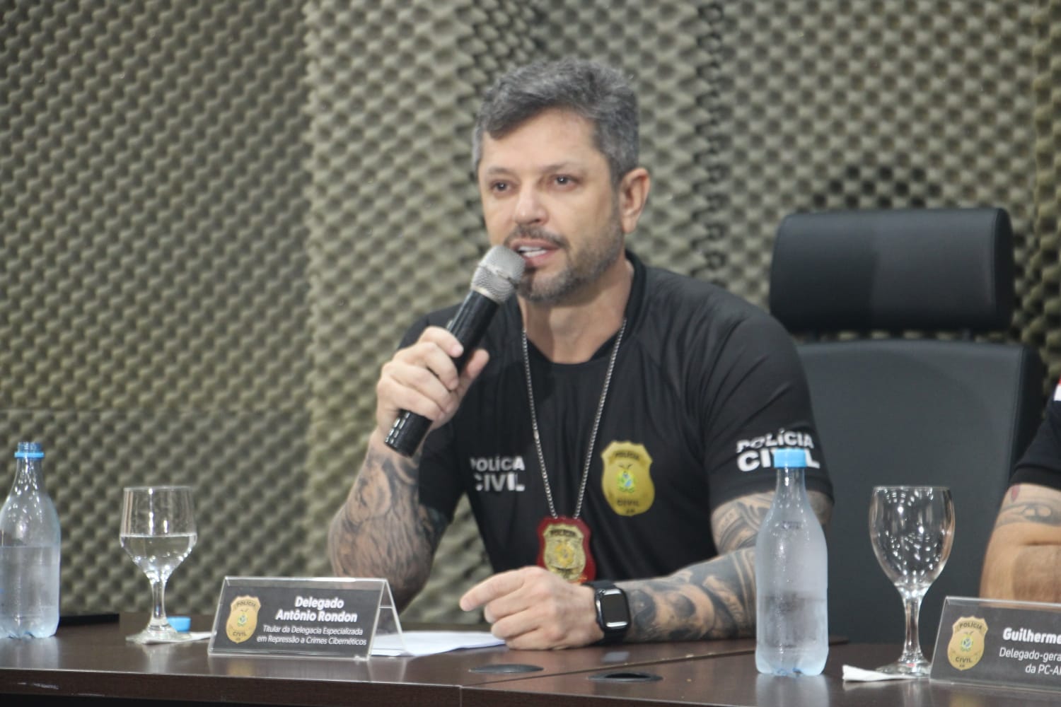 Homem que se passava por menina para obter imagens íntimas de crianças é preso durante operação policial