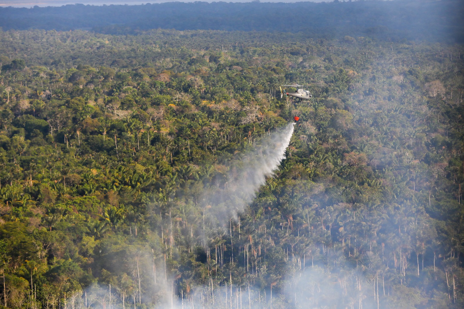 Na região metropolitana, o Governo do Amazonas intensifica combate às queimadas com apoio da Marinha