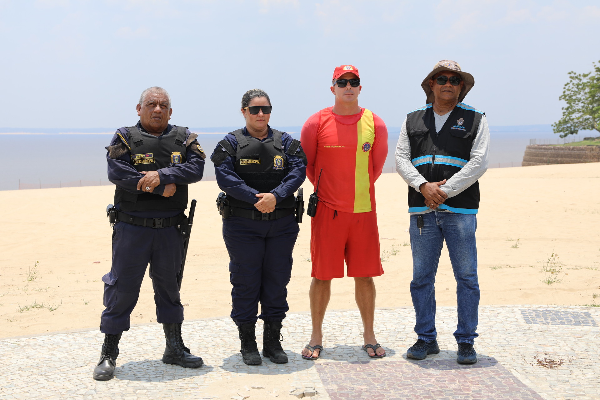 Descumprindo interdição, grupo de banhistas é orientado a sair da praia da Ponta Negra na extrema vazante do rio