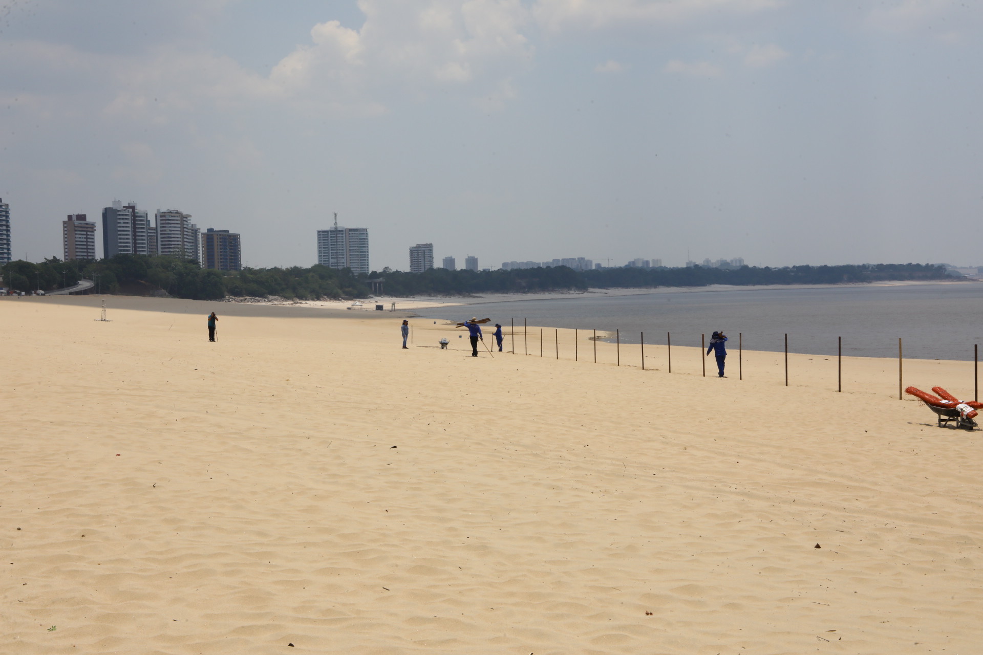 Descumprindo interdição, grupo de banhistas é orientado a sair da praia da Ponta Negra na extrema vazante do rio