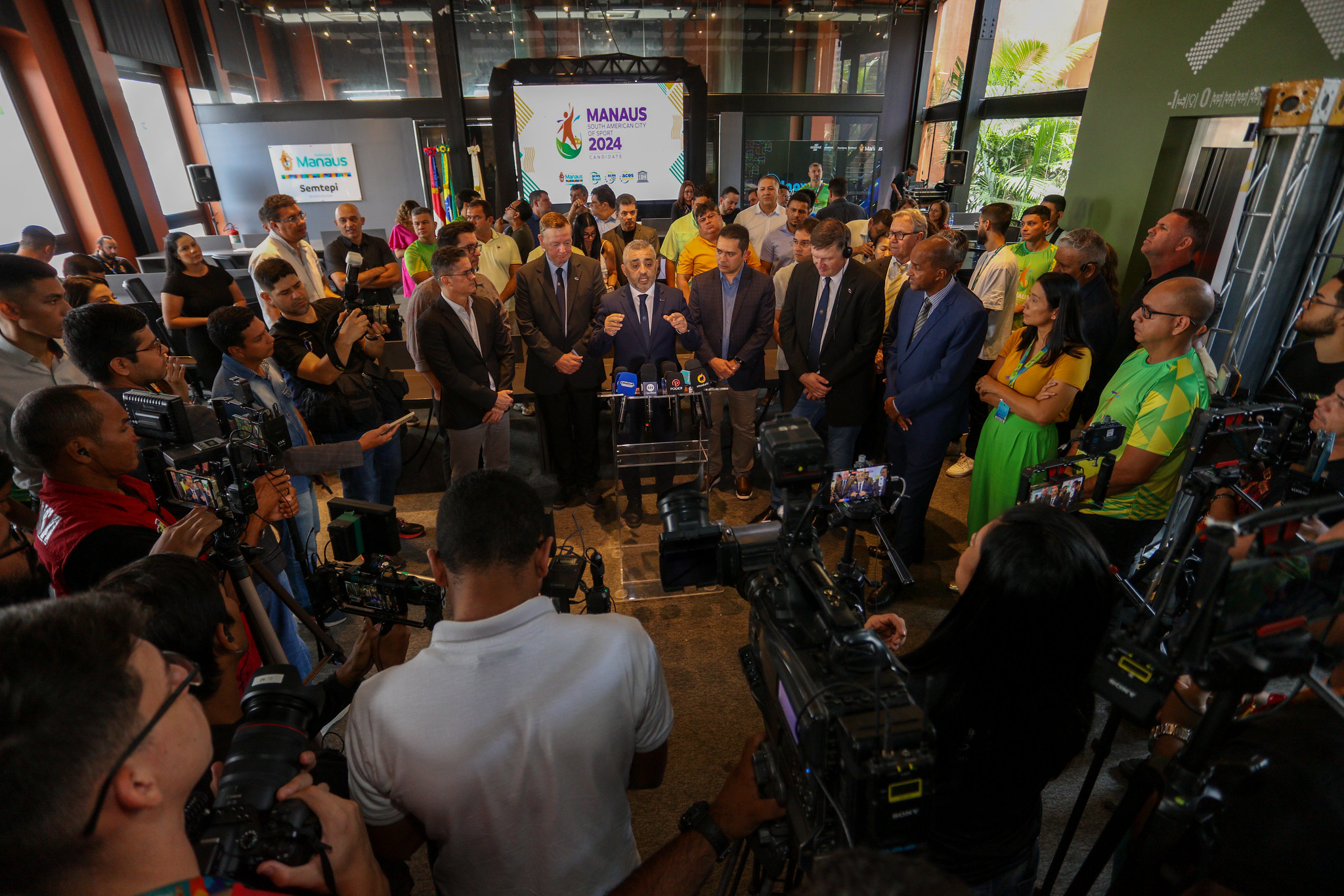 Prefeito recebe Parlamento Europeu e entrega dossiê da candidatura de Manaus à ‘Cidade Sul-Americana do Desporto’