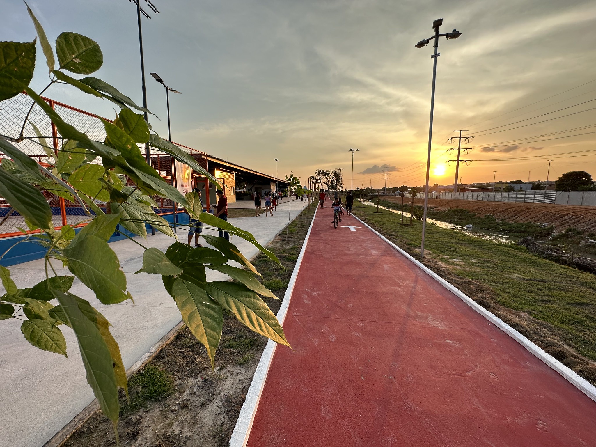 Prefeitura realiza ordenamento de mais de mil vendedores informais durante inauguração do parque Amazonino Mendes