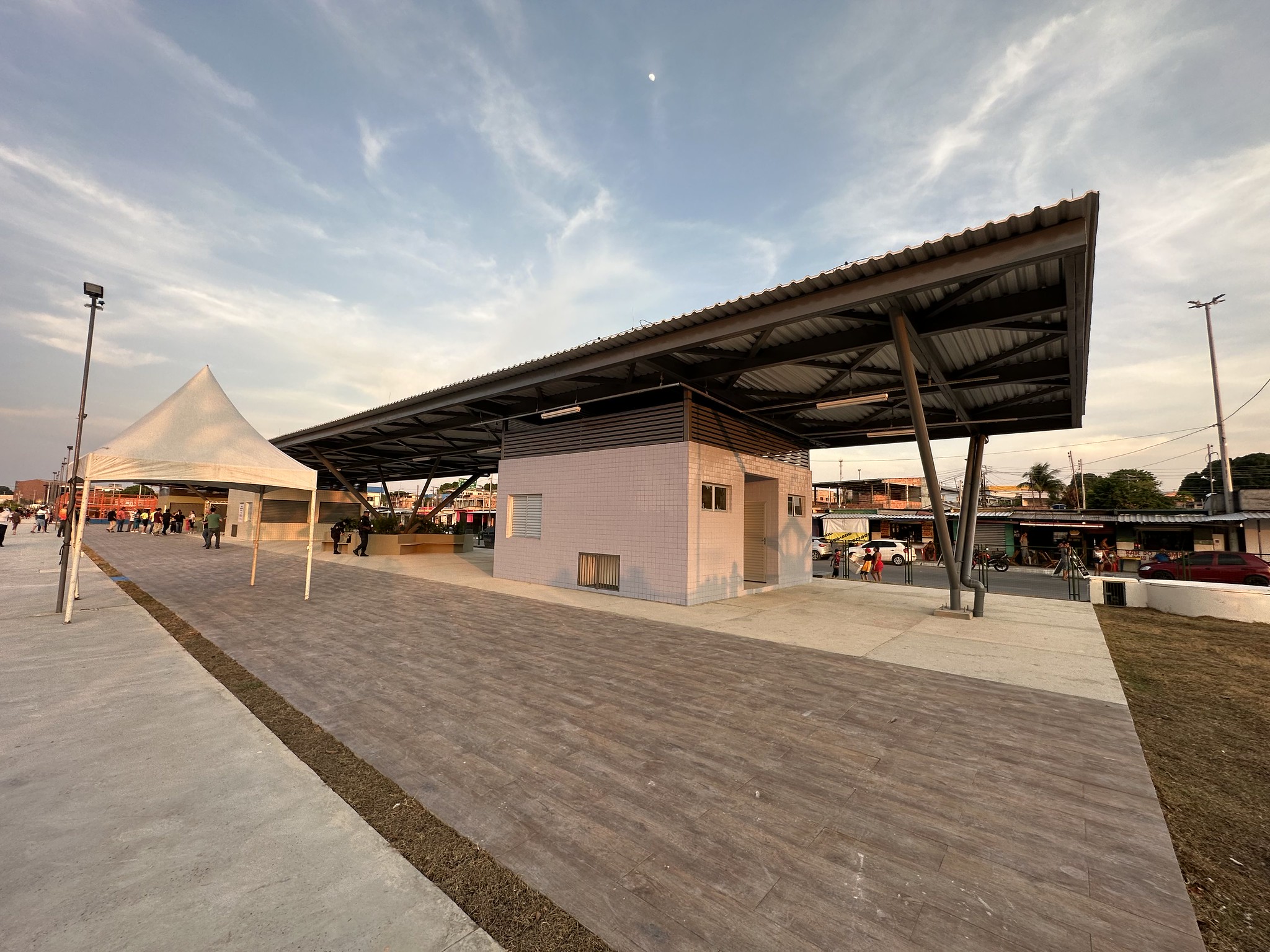 Prefeitura realiza ordenamento de mais de mil vendedores informais durante inauguração do parque Amazonino Mendes