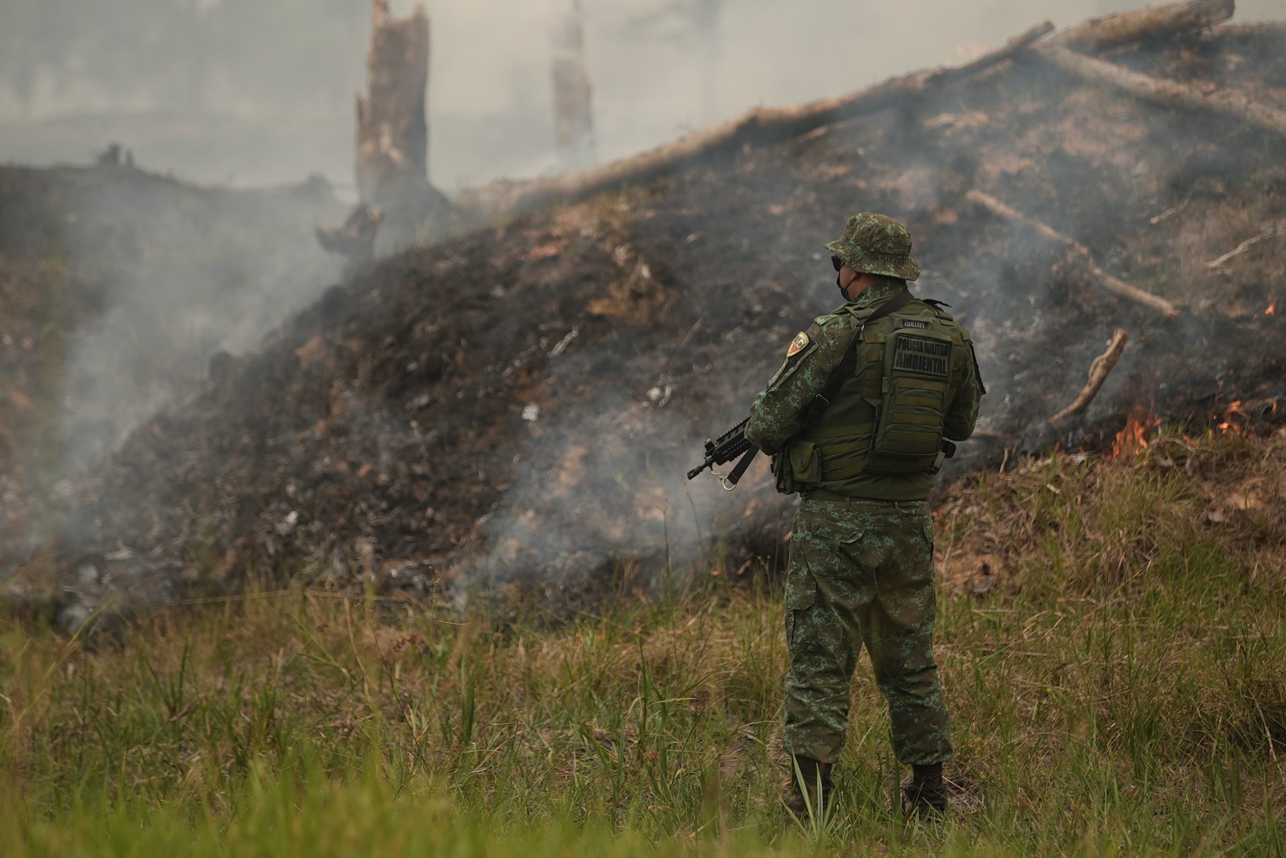 Os flagrantes e detenções foram registrados em Manaus, Careiro Castanho, Autazes e Rio Preto da EvaA Polícia Militar do Amazonas (PMAM) conduziu, entre os dias 12 a 19 de outubro, 83 pessoas a delegacias pela prática de crimes ambientais na capital amazonense e Região Metropolitana de Manaus (RMM). As ações fazem parte da força-tarefa do Governo do Amazonas para reforçar o combate à queimadas e desmatamento ilegais no estado.
Os flagrantes e detenções foram registrados em Manaus, Careiro Castanho, Autazes e Rio Preto da Eva, por meio dos efetivos do Batalhão de Policiamento Ambiental (BPAmb), Rondas Ostensivas Cândido Mariano (Rocam) e Força Tática.
Segundo o comandante-geral da PMAM, coronel Klinger Paiva, as equipes policiais estão empregadas em regiões onde foram registradas maior incidência de focos de incêndio. “Reforçamos o policiamento nos municípios mais afetados, para dar apoio ao efetivo que já atua nestas áreas. Conseguimos inibir ações criminosas e realizamos o flagrante de mais de 80 pessoas nesses locais. Vamos continuar atuando fortemente no combate a ilícitos ambientais”, afirmo.
Além dos registros de flagrante e condução de suspeitos para as delegacias, a PMAM apreendeu materiais usados para desmatar áreas verdes, como motosserras, facões, retroescavadeiras, além de armas de fogo como espingardas, armas de fabricação caseira e munições.
Força-Tarefa
No dia 11 de outubro, o governador Wilson Lima deu o start no reforço das fiscalizações aos crimes ambientais na região do município de Autazes (a 113 quilômetros da capital), com o envio de mais 64 agentes, entre policiais militares e técnicos do Ipaam, além de 16 viaturas e duas aeronaves.
O efetivo designado para Autazes é de policiais do Batalhão de Policiamento Ambiental (BPAmb) e das Rondas Ostensivas Cândido Mariano (Rocam). Além disso, a PMAM enviou reforço da Rocam e Força Tática para o município de Iranduba (distante 27 quilômetros de Manaus).