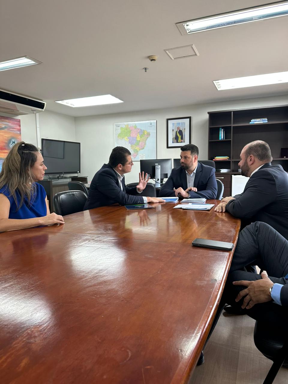 O objetivo é inserir os projetos no programa de Aceleração do Crescimento (PAC)
O secretário de estado de Desenvolvimento Urbano e Metropolitano, Marcellus Campêlo, reuniu-se nesta terça-feira (24/10), em Brasília, com o secretário de Saneamento Básico do Ministério das Cidades, Leonardo Picciani. Na pauta, a apresentação do projeto Universaliza Amazonas, que está sob a responsabilidade da Secretaria de Estado de Desenvolvimento Urbano e Metropolitano (Sedurb), com o propósito de levar água, esgoto, drenagem urbana e erradicar lixões no interior.
Marcellus Campêlo também apresentou o trabalho que já vem sendo feito pelo estado, com articulação de financimento do Banco Interamericano de Desenvolvimento (BID), para contribuir com a universalização do saneamento. Um exemplo é o Programa Social e Ambiental de Manaus e Interior (Prosamin+), na capital, e o Programa de Saneamento Integrado do Interior (Prosai), que já foi concluído em Maués e vai iniciar em Parintins. Ele solicitou recursos para projetos que ainda não possuem financiamento garantido.
“Pedimos apoio para saneamento, principalmente para o interior do Estado. Especialmente, água para comunidade rurais e erradicação dos lixões do interior”, declarou o secretário, que estava acompanhado na reunião pelo deputado federal Fausto Jr. e pela secretária executiva da Sedurb, Daniella Jaime.
O representante do Ministério das Cidades orientou que todos os projetos sejam inscritos pela Sedurb no PAC do Governo Federal. “A orientação do presidente Lula e do ministro Jader Barbalho é perseguir as metas de universalização do saneamento. Não é possível que a gente ainda tenha milhões de brasileiros convivendo sem água tratada, sem o seu esgoto adequadamente cuidado, o lixo da cidade sem tratamento adequado. Então, para nós, é uma satisfação receber representantes do Governo do Amazonas e o deputado Fausto, preocupados com esse tema e apresentando projetos e soluções reais para atender à população. Contem conosco nessa missão e nessa caminhada”, disse Leonardo Picciani.
Segundo Daniella Jaime, a Sedurb está com projetos para, pelo menos, 23 municípios do interior. “Para alguns, já temos projetos básicos e executivos, outros temos diagnóstico e em alguns estamos trabalhando na concepção”, disse.