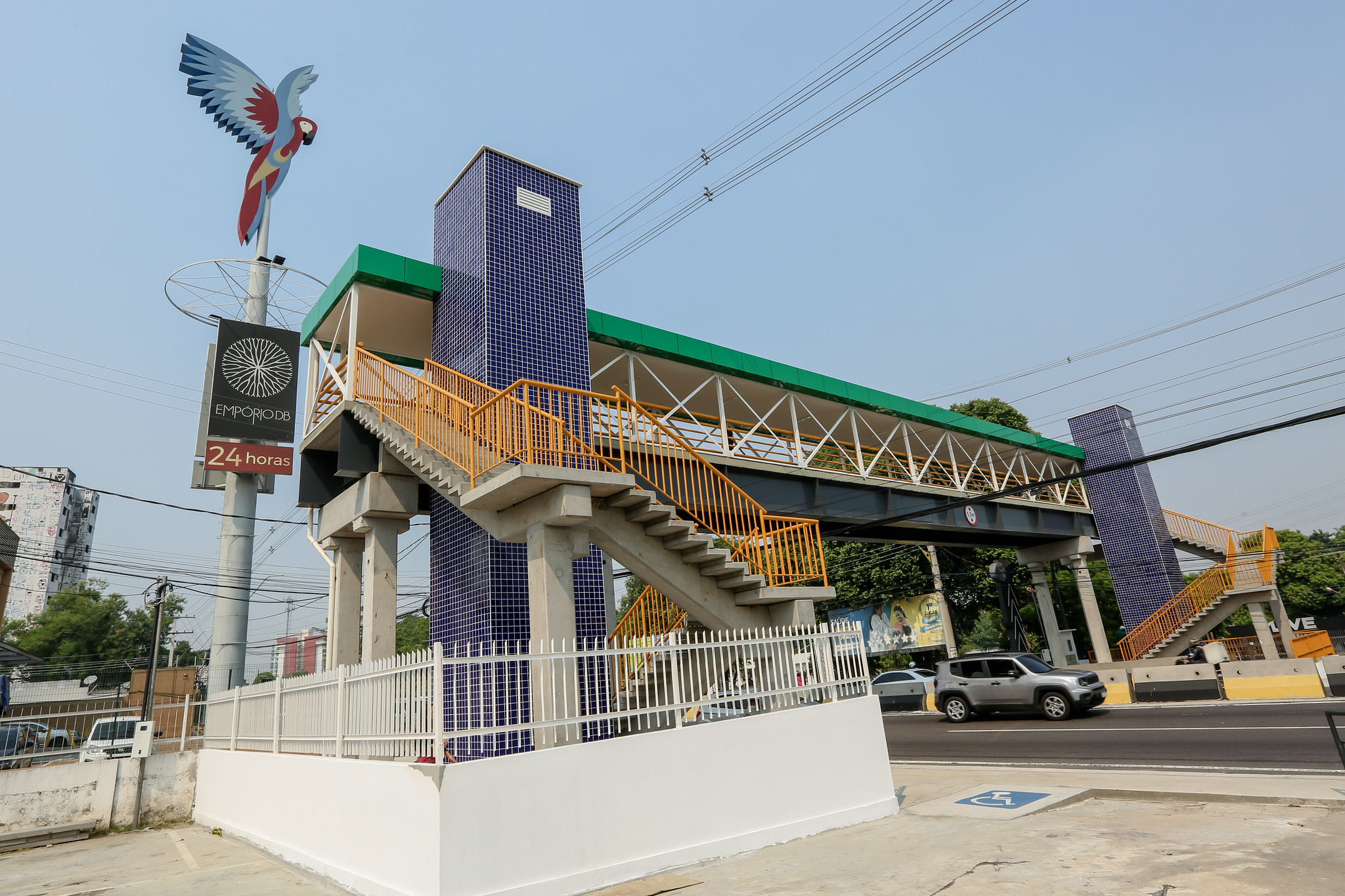Prefeito David Almeida inaugura nova passarela da avenida Ephigênio Salles