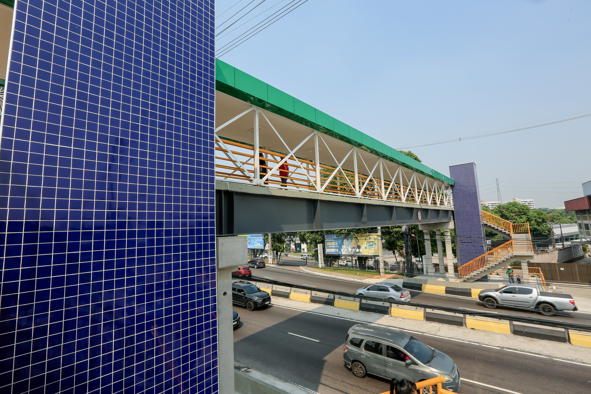 Prefeito David Almeida inaugura nova passarela da avenida Ephigênio Salles