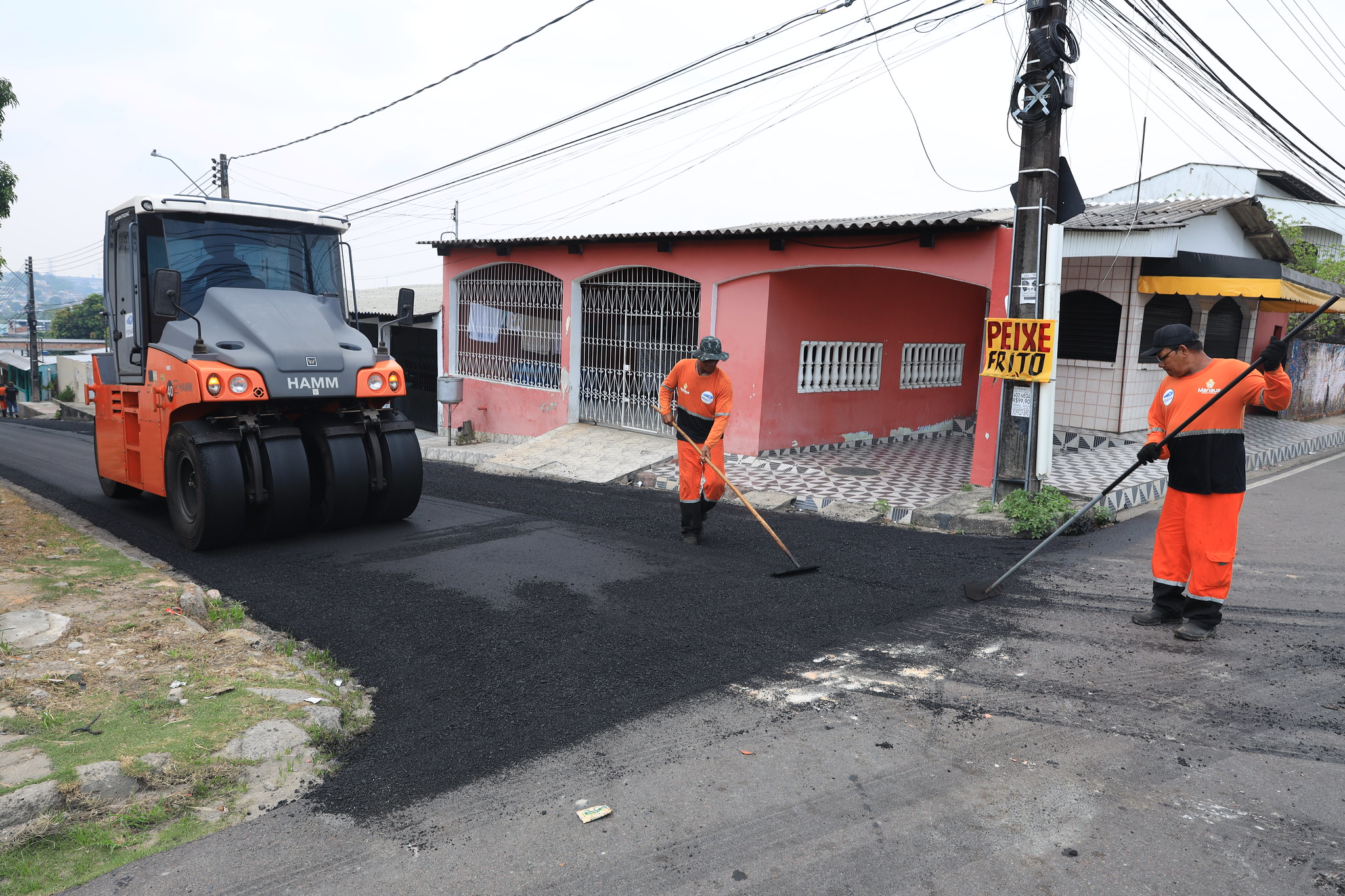 Programa ‘Asfalta Manaus’, da prefeitura, pavimenta trecho de 590 metros no conjunto Renato Souza Pinto 2