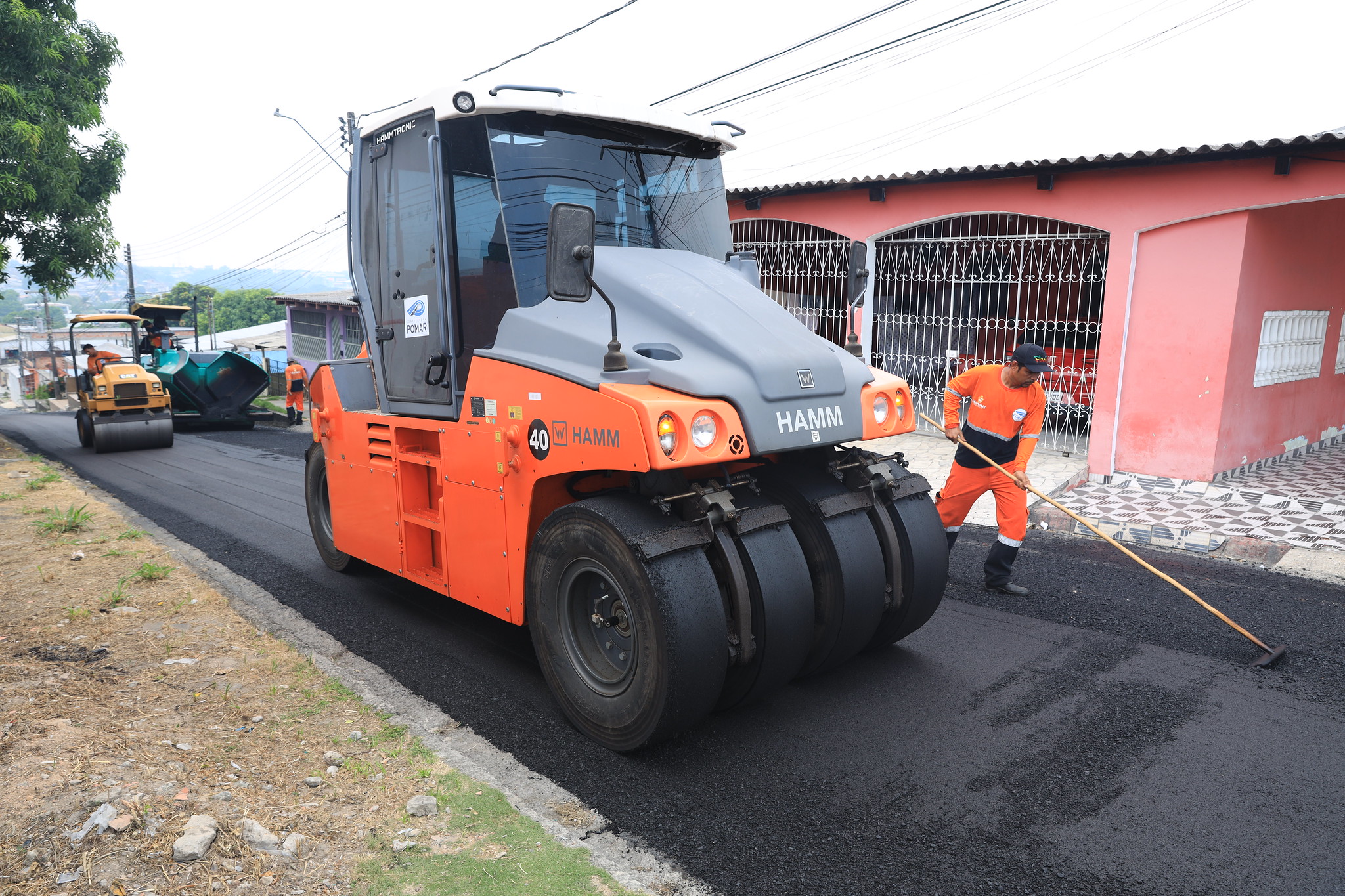 Programa ‘Asfalta Manaus’, da prefeitura, pavimenta trecho de 590 metros no conjunto Renato Souza Pinto 2