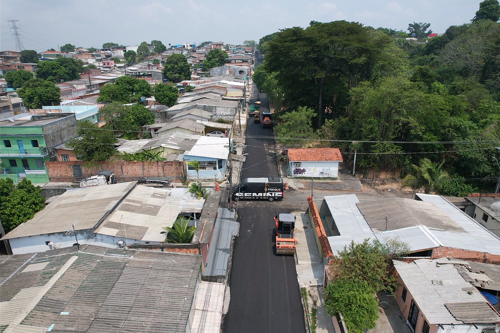 Programa ‘Asfalta Manaus’, da prefeitura, pavimenta trecho de 590 metros no conjunto Renato Souza Pinto 2