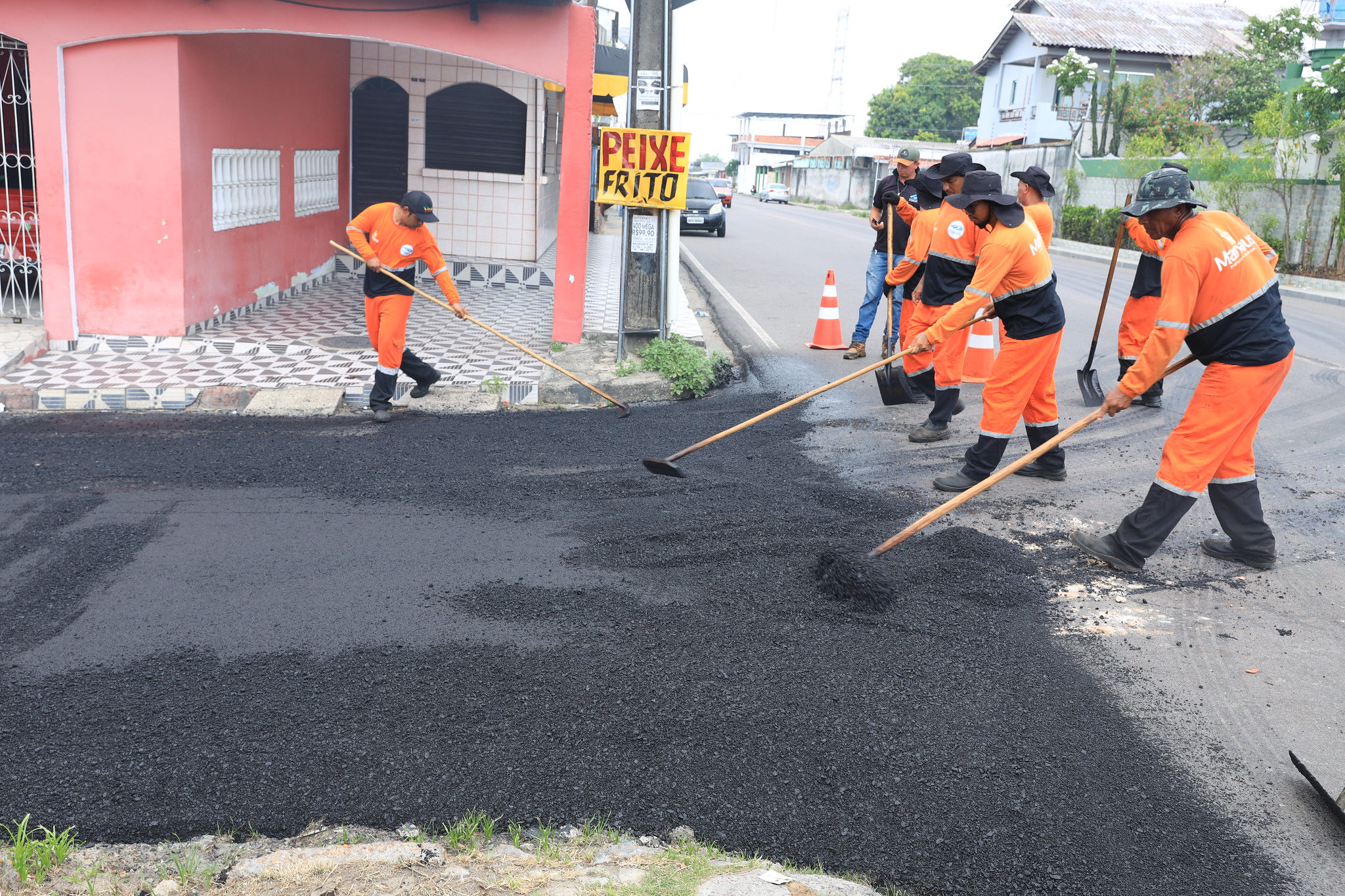 Programa ‘Asfalta Manaus’, da prefeitura, pavimenta trecho de 590 metros no conjunto Renato Souza Pinto 2