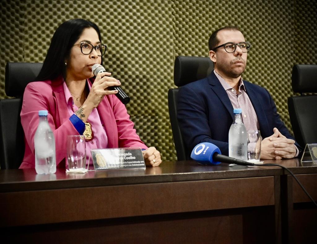 Operação Bloqueio: técnico de vôlei é preso por favorecimento à prostituição e exploração sexual de alunosAté o momento, 12 vítimas foram identificadas e há a expectativa de que o número seja maior A Polícia Civil do Amazonas (PC-AM), por meio da Delegacia Especializada de Proteção à Criança e Adolescente (Depca), deflagrou, no início desta terça-feira (14/11), a Operação Bloqueio e prendeu um técnico de vôlei, 40, por favorecimento à prostituição e exploração sexual dos próprios alunos, de 15 à 17 anos. Ele praticava atos sexuais contra os adolescentes com a promessa de torná-los atletas profissionais. O delegado-geral da PC-AM, Bruno Fraga, destacou que a operação é resultado de uma investigação que transcorreu durante três meses e, até o momento, foram identificadas 12 vítimas das ações criminosas deste indivíduo. “Os atos delituosos foram praticados em cima dos sonhos dos adolescentes, que almejam se tornar atletas profissionais de vôlei. Ele, de alguma forma, comprava os sonhos destas vítimas, em troca de atos sexuais. Mas, graças ao compromisso dos policiais civis da Depca, este homem foi tirado de circulação para ser responsabilizado por seus atos”, falou. O delegado-geral também aproveitou a oportunidade para reiterar a importância da denúncia por parte de outras possíveis vítimas do, agora, ex-técnico de vôlei, para que os crimes sejam devidamente apurados. Conforme a delegada Joyce Coelho, titular da unidade especializada, as investigações iniciaram após recebimento de denúncia anônima informando sobre um vídeo que teria sido compartilhado em um aplicativo de mensagens, entre os alunos de um colégio de rede pública, no qual o indivíduo aparece tendo relações sexuais com dois adolescentes. “De imediato, trabalhamos para identificar quem seriam as vítimas e a primeira a ser identificada foi um adolescente de 16 anos, que nos relatou toda a história. Posteriormente, identificamos quem seria o agressor e constatamos que se tratava de um técnico da seleção amazonense de vôlei sub-16, com acesso a diversos alunos de escolas públicas e particulares”, disse Joyce. De acordo com a delegada, o homem aliciava os adolescentes que tinham sonho em ser jogadores profissionais de vôlei, com a promessa de ascensão no esporte, o que causava um interesse muito grande por parte dos adolescentes e culminava com a exploração sexual. “A partir da primeira denúncia, foi possível identificar seis vítimas e instaurar seis Inquéritos Policiais (IPs), sendo que cinco ainda estão em andamento. Quando passamos a proceder com as oitivas das vítimas, o homem passou a exercer pressão contra as vítimas para saber o que elas estavam falando na delegacia, ou seja, ele sabia da investigação em andamento”, contou. Ainda segundo a titular, com base em todos os indícios, foi representada pela prisão temporária do homem, bem como pela medida cautelar de busca e apreensão em sua residência, uma vez que o indivíduo também gravava os atos sexuais como uma espécie de fetiche. “Durante as investigações, descobrimos que ele pratica os mesmos crimes há quase 20 anos, por isso a operação foi batizada com este nome, pois ‘bloqueio’ é um termo utilizado no vôlei para interceptar o ataque do time adversário. Então, dada a gravidade deste homem para com os alunos, precisávamos frear as suas atitudes”, falou. Joyce contou que a busca e apreensão solicitada à Justiça, teve como base a informação de que o homem cooptava adolescentes do interior, com a mesma promessa, e os trazia para residir consigo. Durante diligência na residência do suspeito, foram encontradas seis vítimas e todas confessaram estar residindo no local, pois o homem alegava que desta forma a logística dos treinos seria mais acessível. “Uma das vítimas é natural de Nova Olinda do Norte (a 135 quilômetros de Manaus) e iremos averiguar se a finalidade desta mudança seria a exploração sexual. Caso seja confirmada, ele será indiciado por tráfico humano. Além do cumprimento da prisão temporária, o indivíduo também foi autuado em flagrante pois estava dormindo na mesma cama com dois adolescentes, de 15 anos”, contou. Ainda conforme a autoridade policial, também será checada uma possível negligência por parte dos responsáveis, tendo em vista que um dos adolescentes mora com o indivíduo desde os 11 anos. No entanto, também foi percebido que não há conivência por parte da maioria dos pais, pelo contrário, há um excesso de confiança nas promessas ilusórias. Joyce declarou, ainda, que existe uma possível omissão por parte da Federação Amazonense de Voleibol, já que várias vítimas denunciaram formalmente e a Federação apenas instaurou sindicâncias internas, sem afastar o infrator do cargo, deixando-o ter acesso aos alunos. “Iremos oficiar a Federação para que eles nos esclareçam a situação e nos respondam o porquê de não denunciarem os fatos à Polícia Judiciária, bem como nos encaminhem as sindicâncias”, pontuou. Denúncias A delegada enfatizou que é necessário que outras vítimas compareçam à Depca para denunciar, pois homens, com mais de 20 anos, comunicaram às autoridades policiais que teriam sido abusados pelo criminoso durante a infância e adolescência. “O crime ainda não prescreveu, então as vítimas podem ir à unidade especializada e relatar todos os ocorridos. Agora chegou o momento de ele responder à criminalidade por todos os danos causados à integridade e segurança dos adolescentes”, salientou. Procedimentos O indivíduo responderá por favorecimento à prostituição, exploração sexual e armazenamento de imagens contendo cena de sexo e ficará à disposição da Justiça
