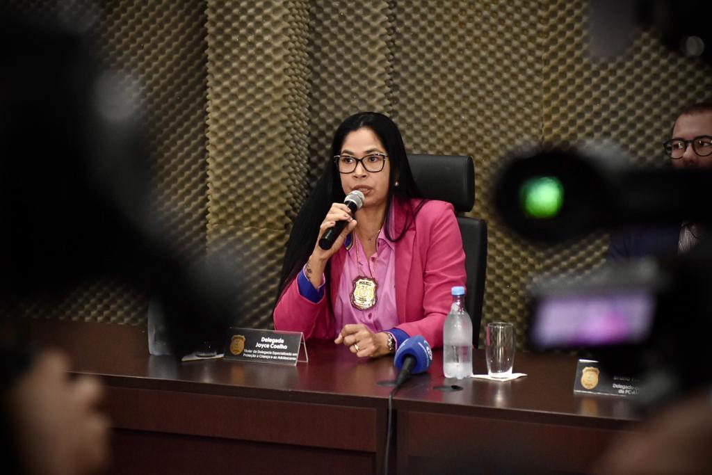 Operação Bloqueio: técnico de vôlei é preso por favorecimento à prostituição e exploração sexual de alunosAté o momento, 12 vítimas foram identificadas e há a expectativa de que o número seja maior A Polícia Civil do Amazonas (PC-AM), por meio da Delegacia Especializada de Proteção à Criança e Adolescente (Depca), deflagrou, no início desta terça-feira (14/11), a Operação Bloqueio e prendeu um técnico de vôlei, 40, por favorecimento à prostituição e exploração sexual dos próprios alunos, de 15 à 17 anos. Ele praticava atos sexuais contra os adolescentes com a promessa de torná-los atletas profissionais. O delegado-geral da PC-AM, Bruno Fraga, destacou que a operação é resultado de uma investigação que transcorreu durante três meses e, até o momento, foram identificadas 12 vítimas das ações criminosas deste indivíduo. “Os atos delituosos foram praticados em cima dos sonhos dos adolescentes, que almejam se tornar atletas profissionais de vôlei. Ele, de alguma forma, comprava os sonhos destas vítimas, em troca de atos sexuais. Mas, graças ao compromisso dos policiais civis da Depca, este homem foi tirado de circulação para ser responsabilizado por seus atos”, falou. O delegado-geral também aproveitou a oportunidade para reiterar a importância da denúncia por parte de outras possíveis vítimas do, agora, ex-técnico de vôlei, para que os crimes sejam devidamente apurados. Conforme a delegada Joyce Coelho, titular da unidade especializada, as investigações iniciaram após recebimento de denúncia anônima informando sobre um vídeo que teria sido compartilhado em um aplicativo de mensagens, entre os alunos de um colégio de rede pública, no qual o indivíduo aparece tendo relações sexuais com dois adolescentes. “De imediato, trabalhamos para identificar quem seriam as vítimas e a primeira a ser identificada foi um adolescente de 16 anos, que nos relatou toda a história. Posteriormente, identificamos quem seria o agressor e constatamos que se tratava de um técnico da seleção amazonense de vôlei sub-16, com acesso a diversos alunos de escolas públicas e particulares”, disse Joyce. De acordo com a delegada, o homem aliciava os adolescentes que tinham sonho em ser jogadores profissionais de vôlei, com a promessa de ascensão no esporte, o que causava um interesse muito grande por parte dos adolescentes e culminava com a exploração sexual. “A partir da primeira denúncia, foi possível identificar seis vítimas e instaurar seis Inquéritos Policiais (IPs), sendo que cinco ainda estão em andamento. Quando passamos a proceder com as oitivas das vítimas, o homem passou a exercer pressão contra as vítimas para saber o que elas estavam falando na delegacia, ou seja, ele sabia da investigação em andamento”, contou. Ainda segundo a titular, com base em todos os indícios, foi representada pela prisão temporária do homem, bem como pela medida cautelar de busca e apreensão em sua residência, uma vez que o indivíduo também gravava os atos sexuais como uma espécie de fetiche. “Durante as investigações, descobrimos que ele pratica os mesmos crimes há quase 20 anos, por isso a operação foi batizada com este nome, pois ‘bloqueio’ é um termo utilizado no vôlei para interceptar o ataque do time adversário. Então, dada a gravidade deste homem para com os alunos, precisávamos frear as suas atitudes”, falou. Joyce contou que a busca e apreensão solicitada à Justiça, teve como base a informação de que o homem cooptava adolescentes do interior, com a mesma promessa, e os trazia para residir consigo. Durante diligência na residência do suspeito, foram encontradas seis vítimas e todas confessaram estar residindo no local, pois o homem alegava que desta forma a logística dos treinos seria mais acessível. “Uma das vítimas é natural de Nova Olinda do Norte (a 135 quilômetros de Manaus) e iremos averiguar se a finalidade desta mudança seria a exploração sexual. Caso seja confirmada, ele será indiciado por tráfico humano. Além do cumprimento da prisão temporária, o indivíduo também foi autuado em flagrante pois estava dormindo na mesma cama com dois adolescentes, de 15 anos”, contou. Ainda conforme a autoridade policial, também será checada uma possível negligência por parte dos responsáveis, tendo em vista que um dos adolescentes mora com o indivíduo desde os 11 anos. No entanto, também foi percebido que não há conivência por parte da maioria dos pais, pelo contrário, há um excesso de confiança nas promessas ilusórias. Joyce declarou, ainda, que existe uma possível omissão por parte da Federação Amazonense de Voleibol, já que várias vítimas denunciaram formalmente e a Federação apenas instaurou sindicâncias internas, sem afastar o infrator do cargo, deixando-o ter acesso aos alunos. “Iremos oficiar a Federação para que eles nos esclareçam a situação e nos respondam o porquê de não denunciarem os fatos à Polícia Judiciária, bem como nos encaminhem as sindicâncias”, pontuou. Denúncias A delegada enfatizou que é necessário que outras vítimas compareçam à Depca para denunciar, pois homens, com mais de 20 anos, comunicaram às autoridades policiais que teriam sido abusados pelo criminoso durante a infância e adolescência. “O crime ainda não prescreveu, então as vítimas podem ir à unidade especializada e relatar todos os ocorridos. Agora chegou o momento de ele responder à criminalidade por todos os danos causados à integridade e segurança dos adolescentes”, salientou. Procedimentos O indivíduo responderá por favorecimento à prostituição, exploração sexual e armazenamento de imagens contendo cena de sexo e ficará à disposição da Justiça