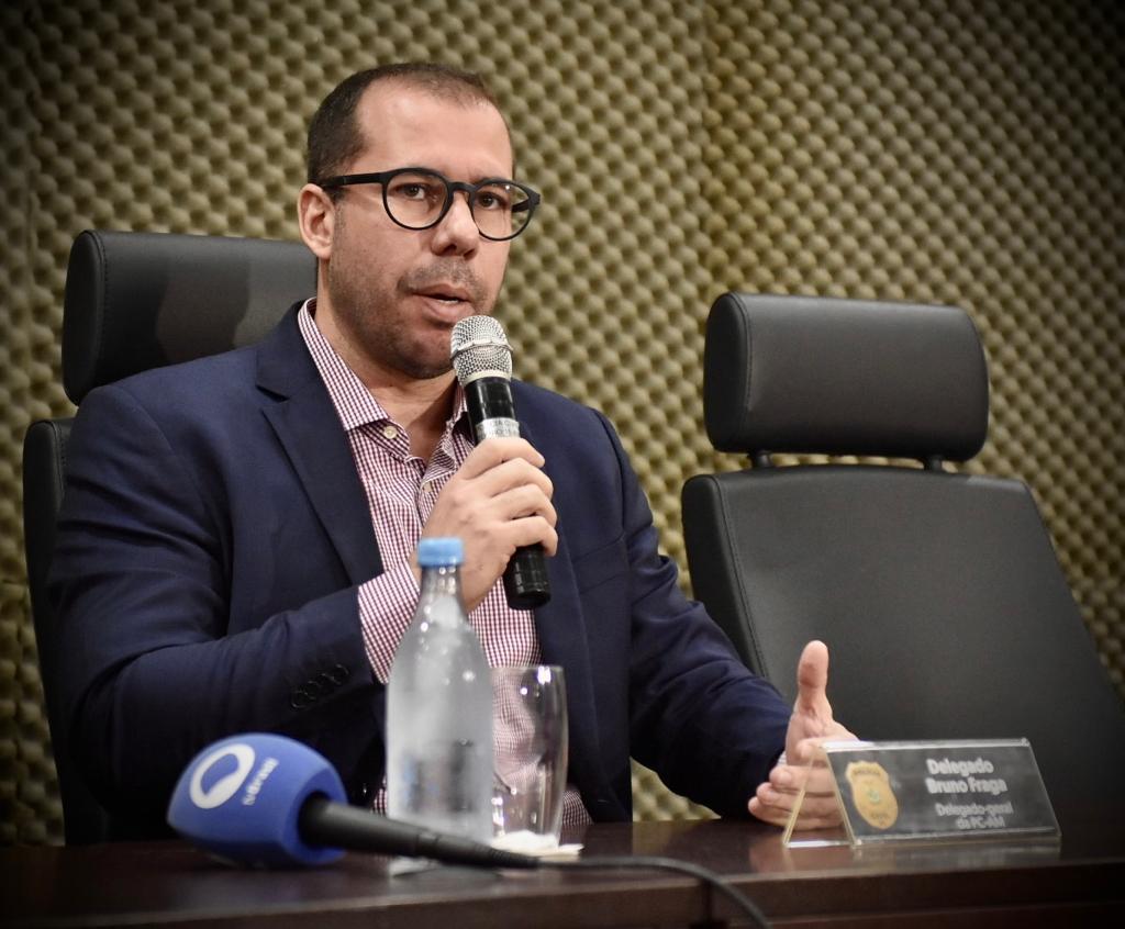 Operação Bloqueio: técnico de vôlei é preso por favorecimento à prostituição e exploração sexual de alunosAté o momento, 12 vítimas foram identificadas e há a expectativa de que o número seja maior A Polícia Civil do Amazonas (PC-AM), por meio da Delegacia Especializada de Proteção à Criança e Adolescente (Depca), deflagrou, no início desta terça-feira (14/11), a Operação Bloqueio e prendeu um técnico de vôlei, 40, por favorecimento à prostituição e exploração sexual dos próprios alunos, de 15 à 17 anos. Ele praticava atos sexuais contra os adolescentes com a promessa de torná-los atletas profissionais. O delegado-geral da PC-AM, Bruno Fraga, destacou que a operação é resultado de uma investigação que transcorreu durante três meses e, até o momento, foram identificadas 12 vítimas das ações criminosas deste indivíduo. “Os atos delituosos foram praticados em cima dos sonhos dos adolescentes, que almejam se tornar atletas profissionais de vôlei. Ele, de alguma forma, comprava os sonhos destas vítimas, em troca de atos sexuais. Mas, graças ao compromisso dos policiais civis da Depca, este homem foi tirado de circulação para ser responsabilizado por seus atos”, falou. O delegado-geral também aproveitou a oportunidade para reiterar a importância da denúncia por parte de outras possíveis vítimas do, agora, ex-técnico de vôlei, para que os crimes sejam devidamente apurados. Conforme a delegada Joyce Coelho, titular da unidade especializada, as investigações iniciaram após recebimento de denúncia anônima informando sobre um vídeo que teria sido compartilhado em um aplicativo de mensagens, entre os alunos de um colégio de rede pública, no qual o indivíduo aparece tendo relações sexuais com dois adolescentes. “De imediato, trabalhamos para identificar quem seriam as vítimas e a primeira a ser identificada foi um adolescente de 16 anos, que nos relatou toda a história. Posteriormente, identificamos quem seria o agressor e constatamos que se tratava de um técnico da seleção amazonense de vôlei sub-16, com acesso a diversos alunos de escolas públicas e particulares”, disse Joyce. De acordo com a delegada, o homem aliciava os adolescentes que tinham sonho em ser jogadores profissionais de vôlei, com a promessa de ascensão no esporte, o que causava um interesse muito grande por parte dos adolescentes e culminava com a exploração sexual. “A partir da primeira denúncia, foi possível identificar seis vítimas e instaurar seis Inquéritos Policiais (IPs), sendo que cinco ainda estão em andamento. Quando passamos a proceder com as oitivas das vítimas, o homem passou a exercer pressão contra as vítimas para saber o que elas estavam falando na delegacia, ou seja, ele sabia da investigação em andamento”, contou. Ainda segundo a titular, com base em todos os indícios, foi representada pela prisão temporária do homem, bem como pela medida cautelar de busca e apreensão em sua residência, uma vez que o indivíduo também gravava os atos sexuais como uma espécie de fetiche. “Durante as investigações, descobrimos que ele pratica os mesmos crimes há quase 20 anos, por isso a operação foi batizada com este nome, pois ‘bloqueio’ é um termo utilizado no vôlei para interceptar o ataque do time adversário. Então, dada a gravidade deste homem para com os alunos, precisávamos frear as suas atitudes”, falou. Joyce contou que a busca e apreensão solicitada à Justiça, teve como base a informação de que o homem cooptava adolescentes do interior, com a mesma promessa, e os trazia para residir consigo. Durante diligência na residência do suspeito, foram encontradas seis vítimas e todas confessaram estar residindo no local, pois o homem alegava que desta forma a logística dos treinos seria mais acessível. “Uma das vítimas é natural de Nova Olinda do Norte (a 135 quilômetros de Manaus) e iremos averiguar se a finalidade desta mudança seria a exploração sexual. Caso seja confirmada, ele será indiciado por tráfico humano. Além do cumprimento da prisão temporária, o indivíduo também foi autuado em flagrante pois estava dormindo na mesma cama com dois adolescentes, de 15 anos”, contou. Ainda conforme a autoridade policial, também será checada uma possível negligência por parte dos responsáveis, tendo em vista que um dos adolescentes mora com o indivíduo desde os 11 anos. No entanto, também foi percebido que não há conivência por parte da maioria dos pais, pelo contrário, há um excesso de confiança nas promessas ilusórias. Joyce declarou, ainda, que existe uma possível omissão por parte da Federação Amazonense de Voleibol, já que várias vítimas denunciaram formalmente e a Federação apenas instaurou sindicâncias internas, sem afastar o infrator do cargo, deixando-o ter acesso aos alunos. “Iremos oficiar a Federação para que eles nos esclareçam a situação e nos respondam o porquê de não denunciarem os fatos à Polícia Judiciária, bem como nos encaminhem as sindicâncias”, pontuou. Denúncias A delegada enfatizou que é necessário que outras vítimas compareçam à Depca para denunciar, pois homens, com mais de 20 anos, comunicaram às autoridades policiais que teriam sido abusados pelo criminoso durante a infância e adolescência. “O crime ainda não prescreveu, então as vítimas podem ir à unidade especializada e relatar todos os ocorridos. Agora chegou o momento de ele responder à criminalidade por todos os danos causados à integridade e segurança dos adolescentes”, salientou. Procedimentos O indivíduo responderá por favorecimento à prostituição, exploração sexual e armazenamento de imagens contendo cena de sexo e ficará à disposição da Justiça