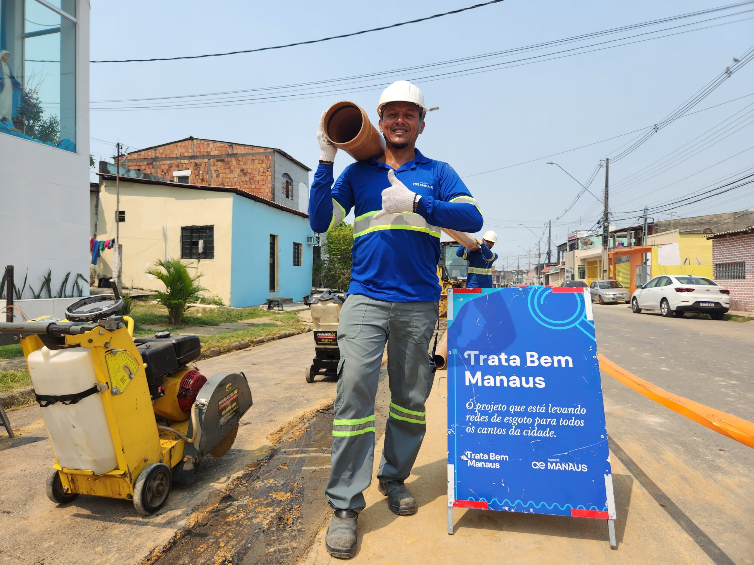 Avenida Djalma Batista começa a receber estrutura de esgotamento sanitário. Obras acontecem no período noturno