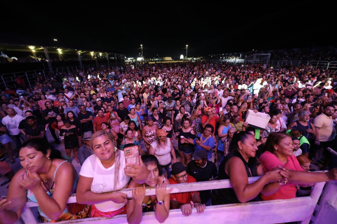 Expoagro 2023: Roberta Miranda encanta público na abertura da feira de agronegócio do Amazonas