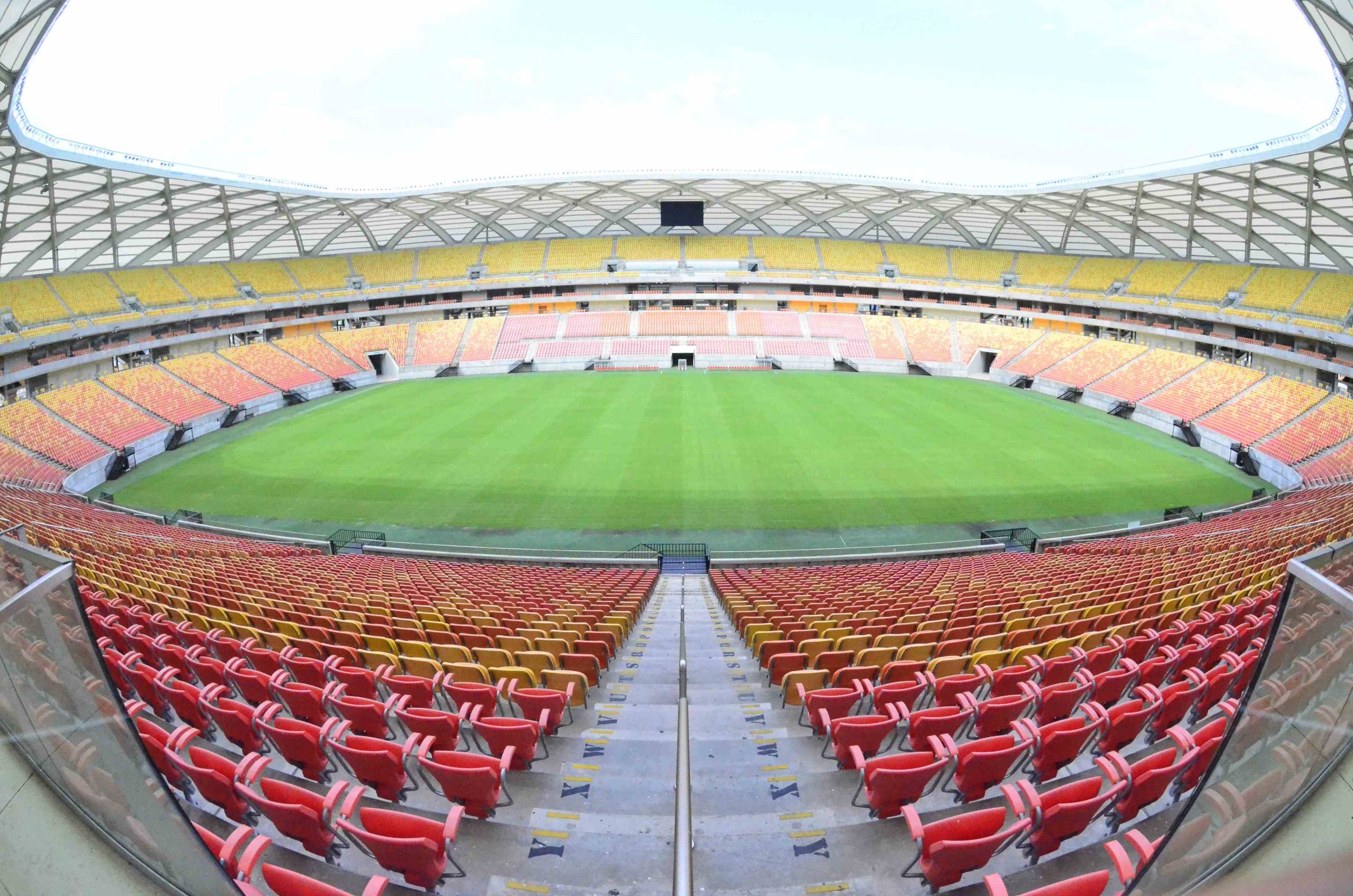 Amazonas F.C. enfrentará o Flamengo pela terceira fase da competição

O Amazonas FC enfrentará o Flamengo (RJ), nesta quarta-feira (22/05), na Arena da Amazônia, às 20h30, pela terceira fase da Copa do Brasil de 2024. O clube amazonense, que conta com o apoio do Governo do Amazonas, precisa vencer a partida por dois gols de diferença para garantir a classificação no tempo regulamentar, em caso de vitória por um gol de diferença a vaga será definida por pênaltis e o empate classifica a equipe carioca.

“A Arena da Amazônia, sob a administração do Governo do Amazonas, está preparada para receber este grande espetáculo. É um estádio que tem sido o lar dos jogos mais importantes dos nossos clubes e continua a ser um símbolo do nosso compromisso com o esporte e o lazer para nossa população”, disse o secretário de Estado do Desporto e Lazer (Sedel), Jorge Oliveira.

A Onça Pintada da zona leste chega para este jogo pressionada, a última vitória da equipe foi contra o Santos F.C., em partida válida pela Série B. Na edição deste ano, o Amazonas passou por Independente (AP) e Maringá (PR), alcançando as classificações em dois jogos fora de casa.

O Flamengo entrou direto na terceira fase da Copa do Brasil, já que o time disputa a Copa Libertadores da América. O rubro negro carioca fez sua última partida no dia 15 de maio, contra o Bolívar (Bol), ele enfrentaria o Vasco no fim de semana, mas o Brasileirão Série A teve duas rodadas adiadas por conta das enchentes no Rio Grande do Sul.

A partida será realizada na Arena da Amazônia, praça esportiva administrada pelo Governo do Amazonas e que vem sendo palco dos últimos jogos da Onça em torneios nacionais. Quem avançar para a próxima fase receberá R$ 3,465 milhões como premiação e o adversário será conhecido após sorteio realizado pela Confederação Brasileira de Futebol (CBF).

Ingressos

As Pessoas com Deficiência (PcD’s) terão acesso gratuito à Arena da Amazônia, na noite desta quarta-feira (22/05), para o jogo entre Amazonas F.C. e Flamengo, pela Copa do Brasil, conforme prevê a Lei Nº 241/2015. Os ingressos para PcD’s podem ser retirados na bilheteria da Arena Amadeu Teixeira, onde estão sendo vendidos os bilhetes restantes para a partida, aberta desde às 9h. Já foram vendidos mais de 30 mil ingressos para a partida, com os setores sul (visitantes) e camarotes esgotados.
