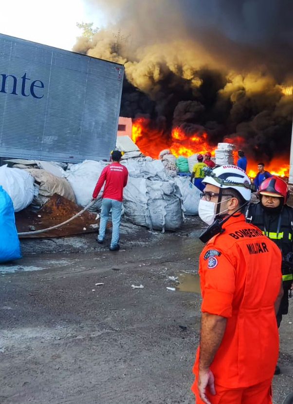 Em menos de 30 minutos, bombeiros combatem incêndio de grande proporção em fábrica de gerenciamento de resíduos