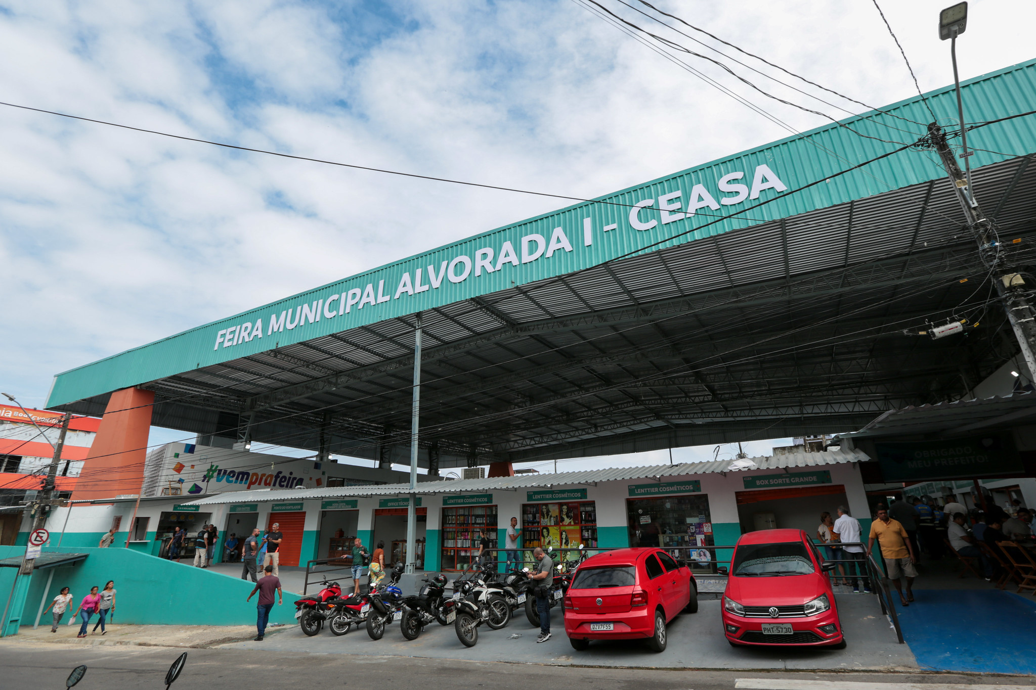 Após quase 30 anos sem reforma, prefeito entrega feira coberta do Alvorada 1 modernizada, segura e humanizada