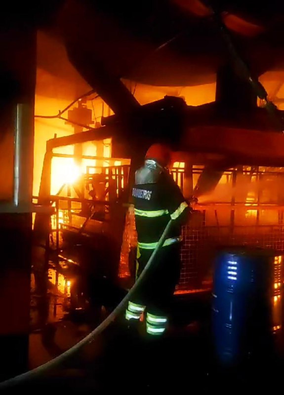 Corpo de Bombeiros combate incêndio de grande proporção em fábrica de colchões no bairro Distrito