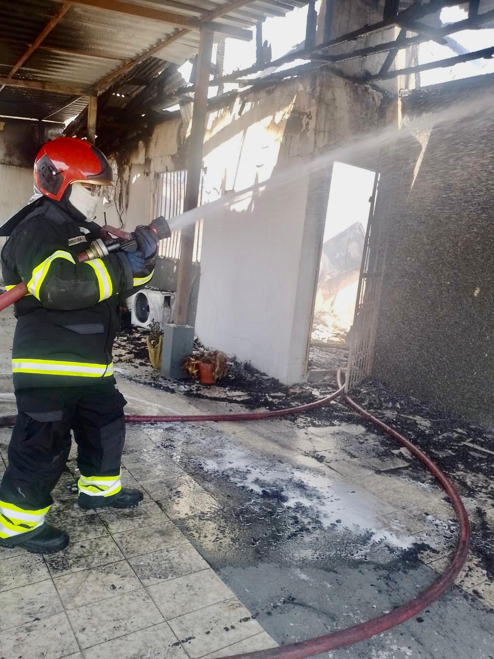 Corpo de Bombeiros combate incêndio em residência no bairro Dom Pedro