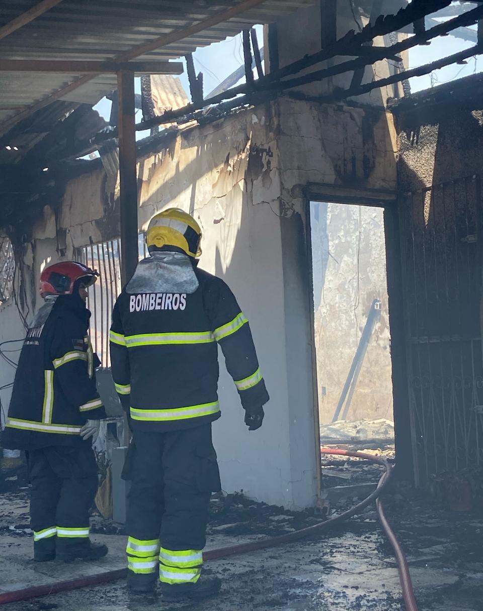 Corpo de Bombeiros combate incêndio em residência no bairro Dom Pedro