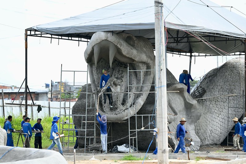 Prefeito vistoria obras da segunda etapa do parque Amazonino Mendes