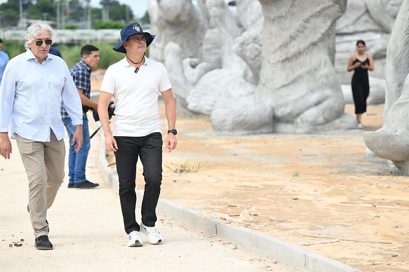 Prefeito vistoria obras da segunda etapa do parque Amazonino Mendes