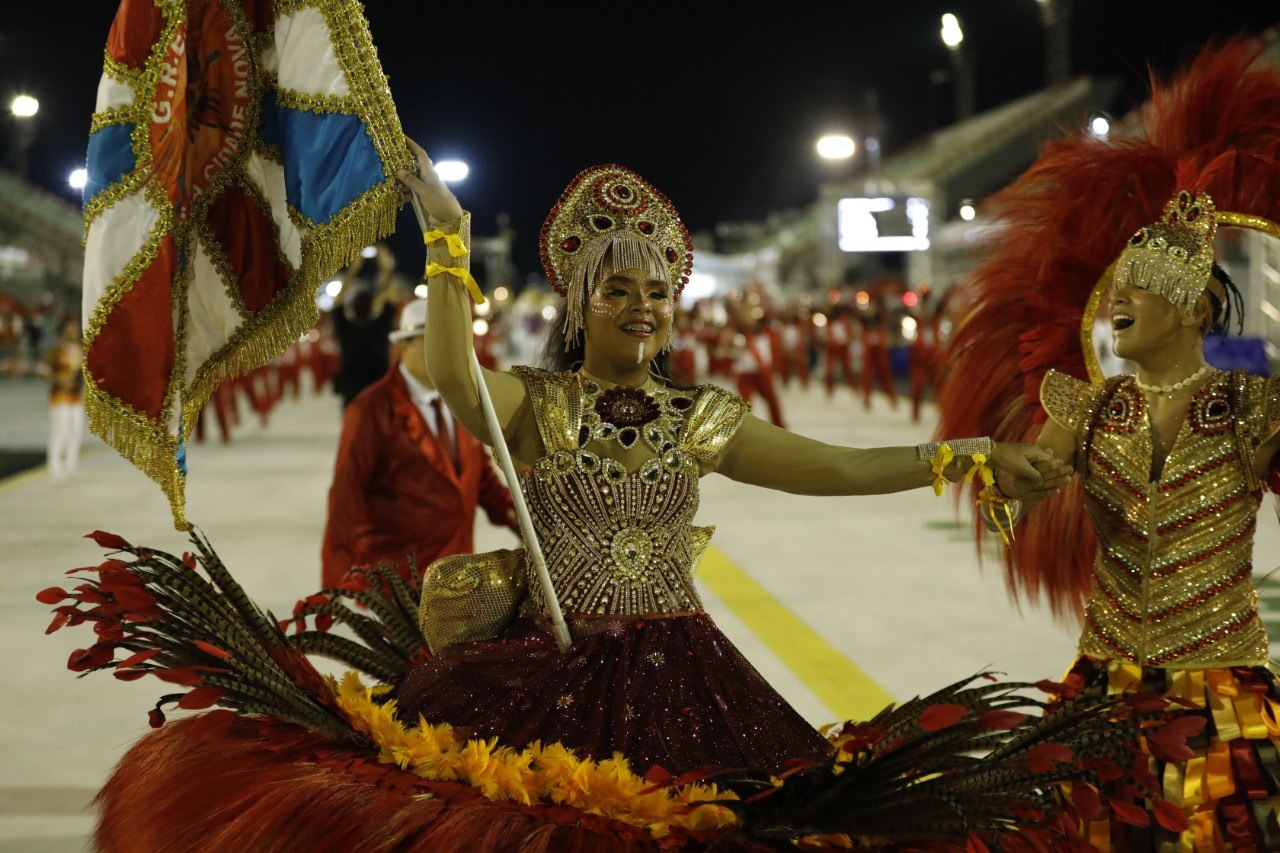 Escolas de samba do acesso B apostam na diversidade de temas nos desfiles do Sambódromo