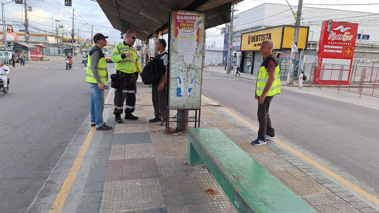 Equipes da prefeitura orientam sobre novos pontos de ônibus após desativação de plataforma na avenida Autaz Mirim   