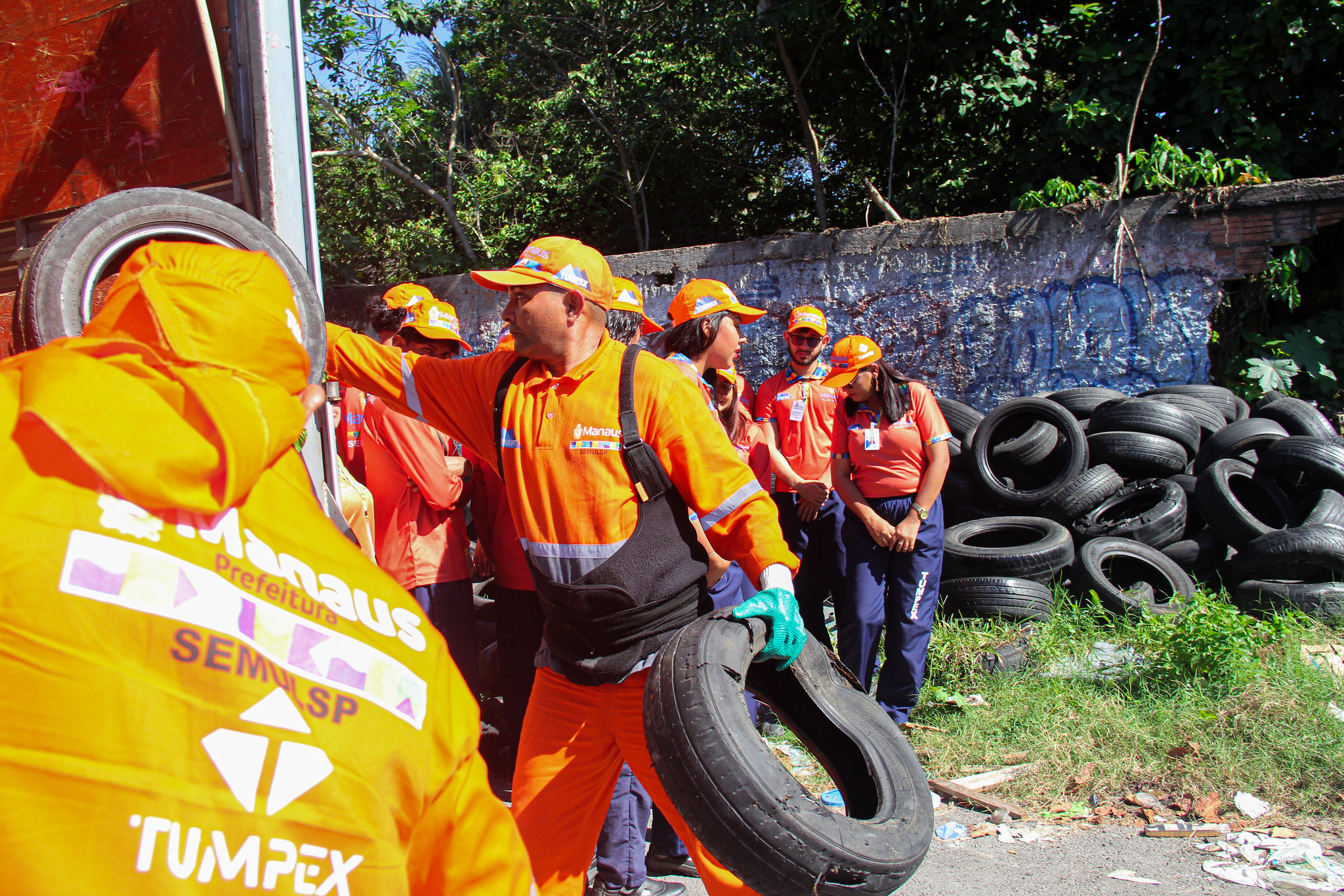 Prefeitura de Manaus recolhe 52 mil pneus em ‘Dia D’ para eliminar criadouros do mosquito da dengue